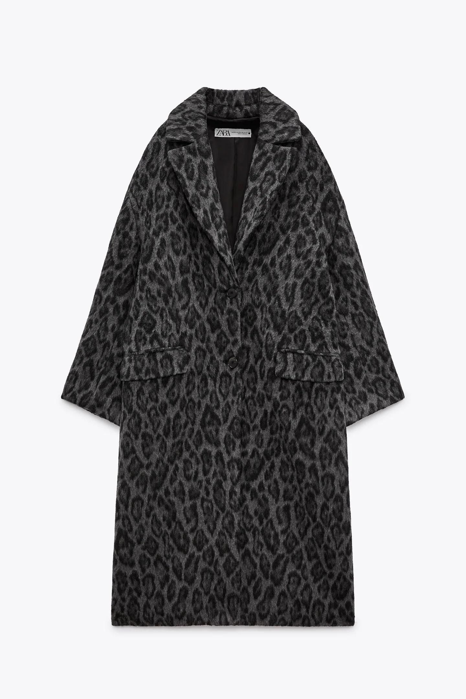 Abrigo de lana en animal print de Zara.
