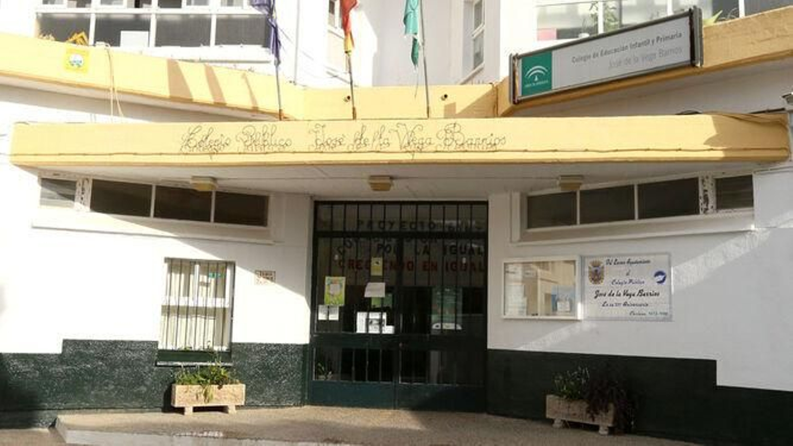 Entrada principal del colegio José de la Vega, en una imagen de archivo.