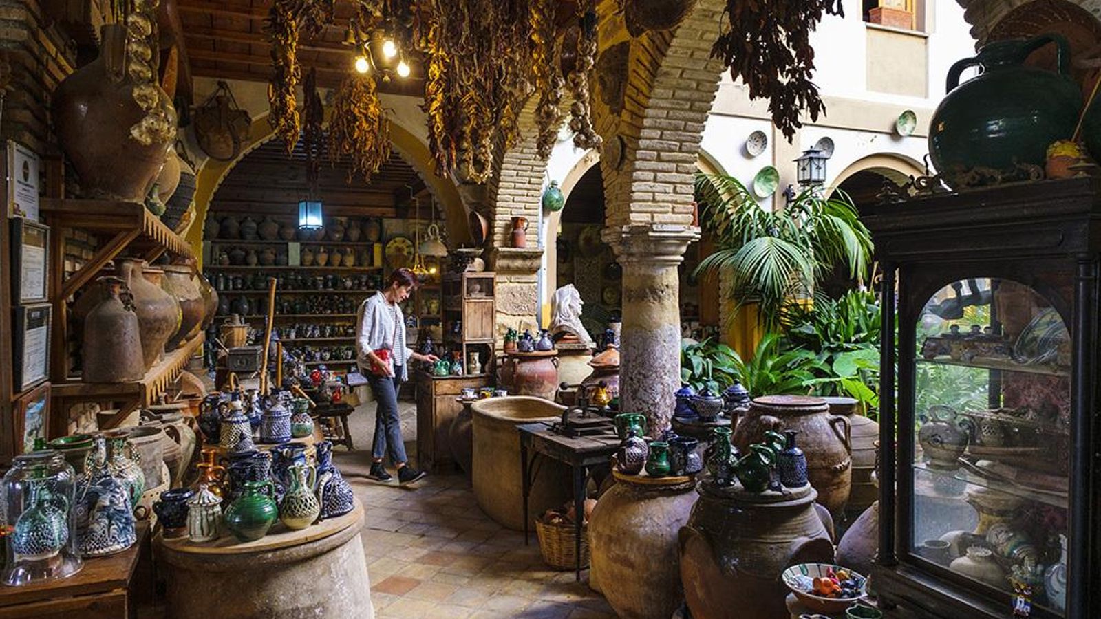 La artesanía en barro es una de las señas de identidad cultural de Úbeda. La artesanía en barro es una de las señas de identidad cultural de Úbeda.