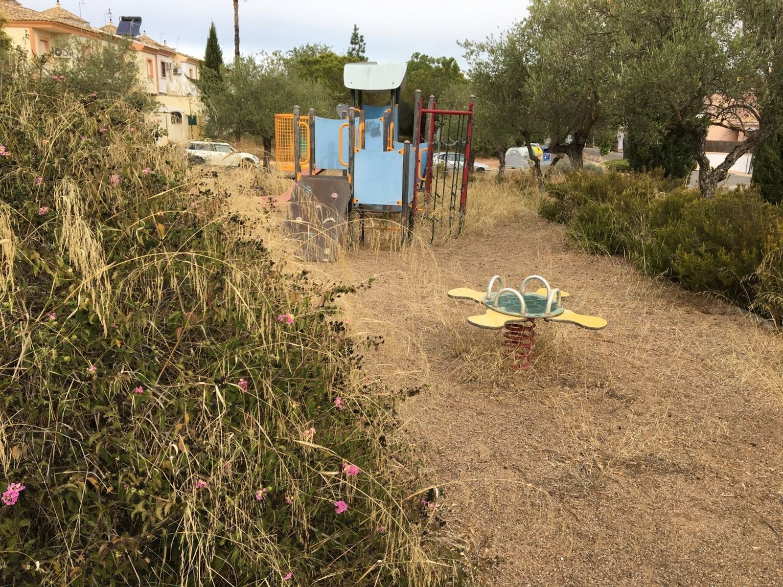 Una imagen del abandono que arrastran los parques y zonas verdes de Espartinas.