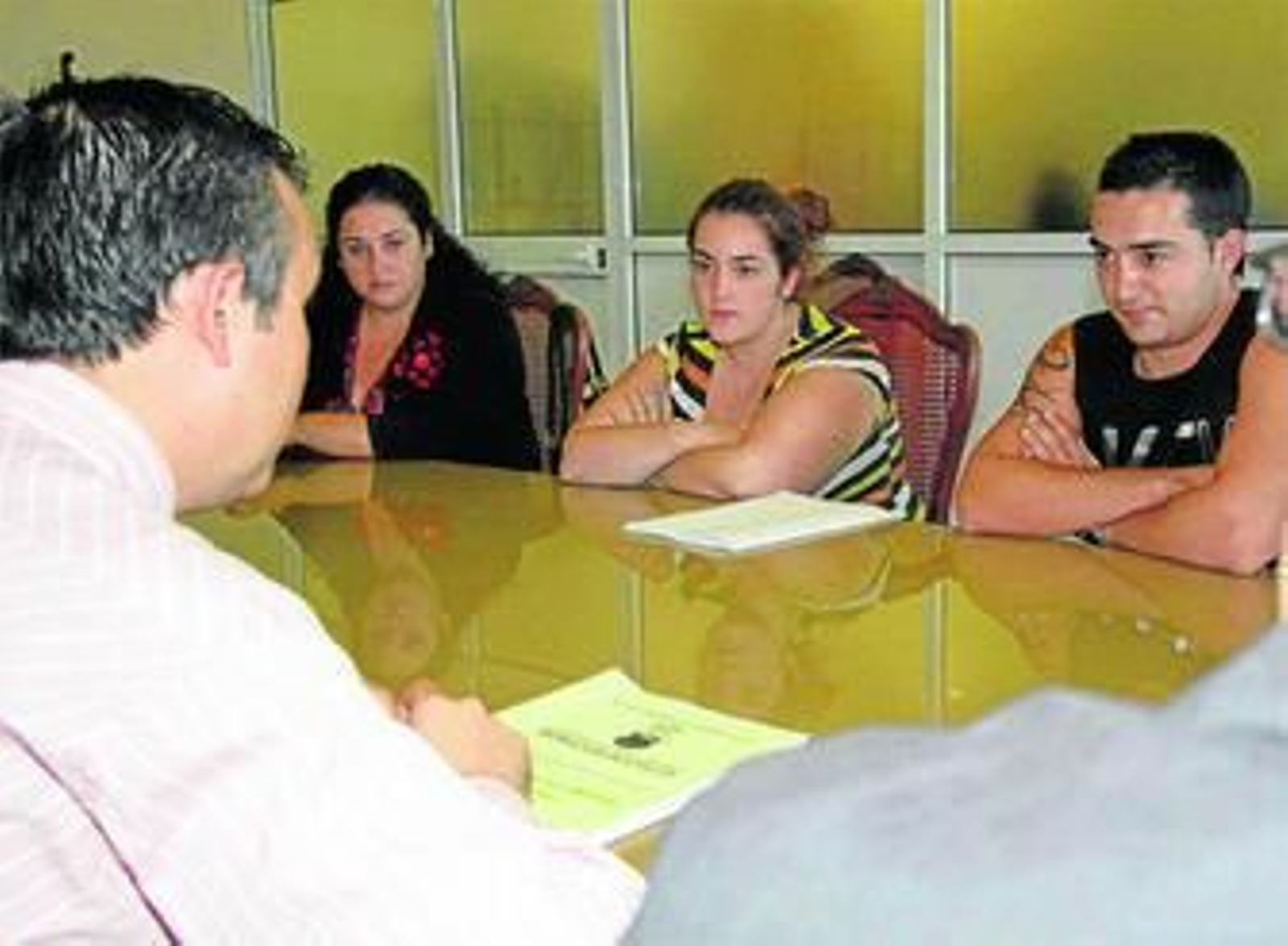 Vanesa Lanza, en el centro, junto a su marido, Daniel Márquez, hablan con Alejandro Sánchez.