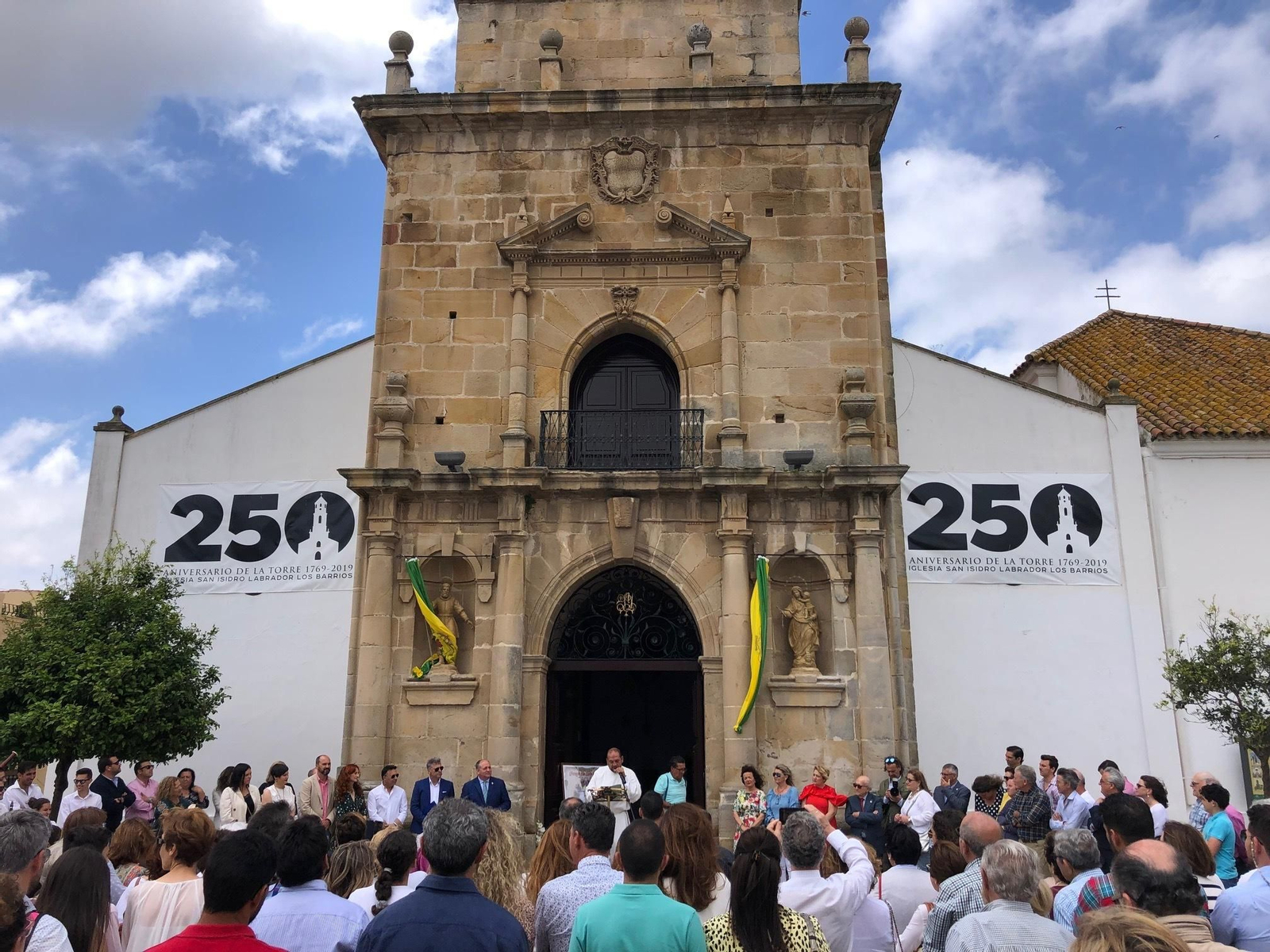 Las dos imágenes, recién bendecidas, en la torre de la iglesia de Los Barrios.