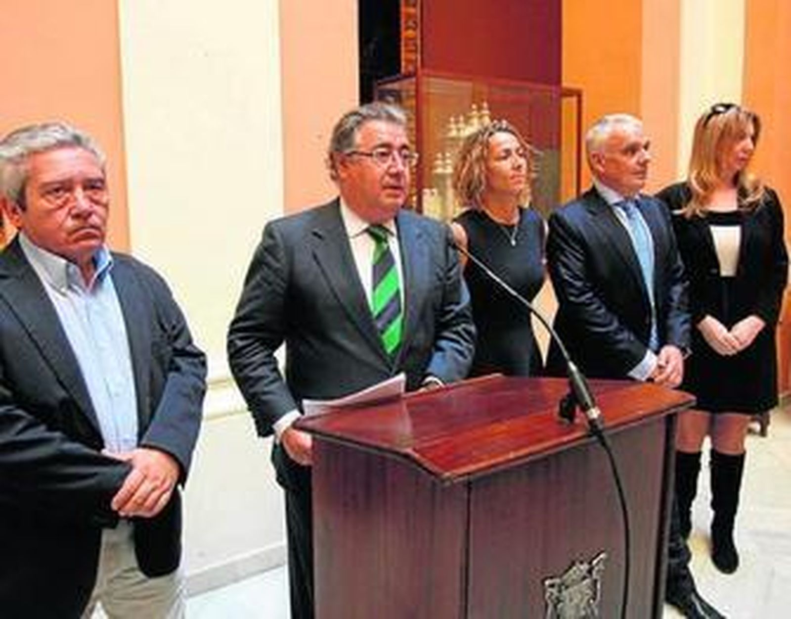 Zoido toma la palabra con León y Escañuela a su izquierda.