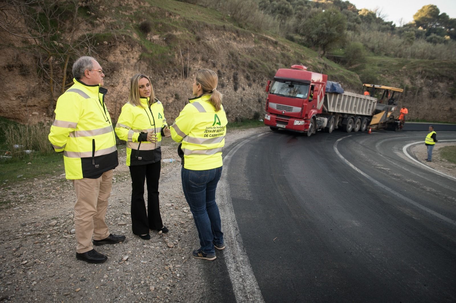 Marifrán Carazo visita las obras de asfaltado en El Fargue