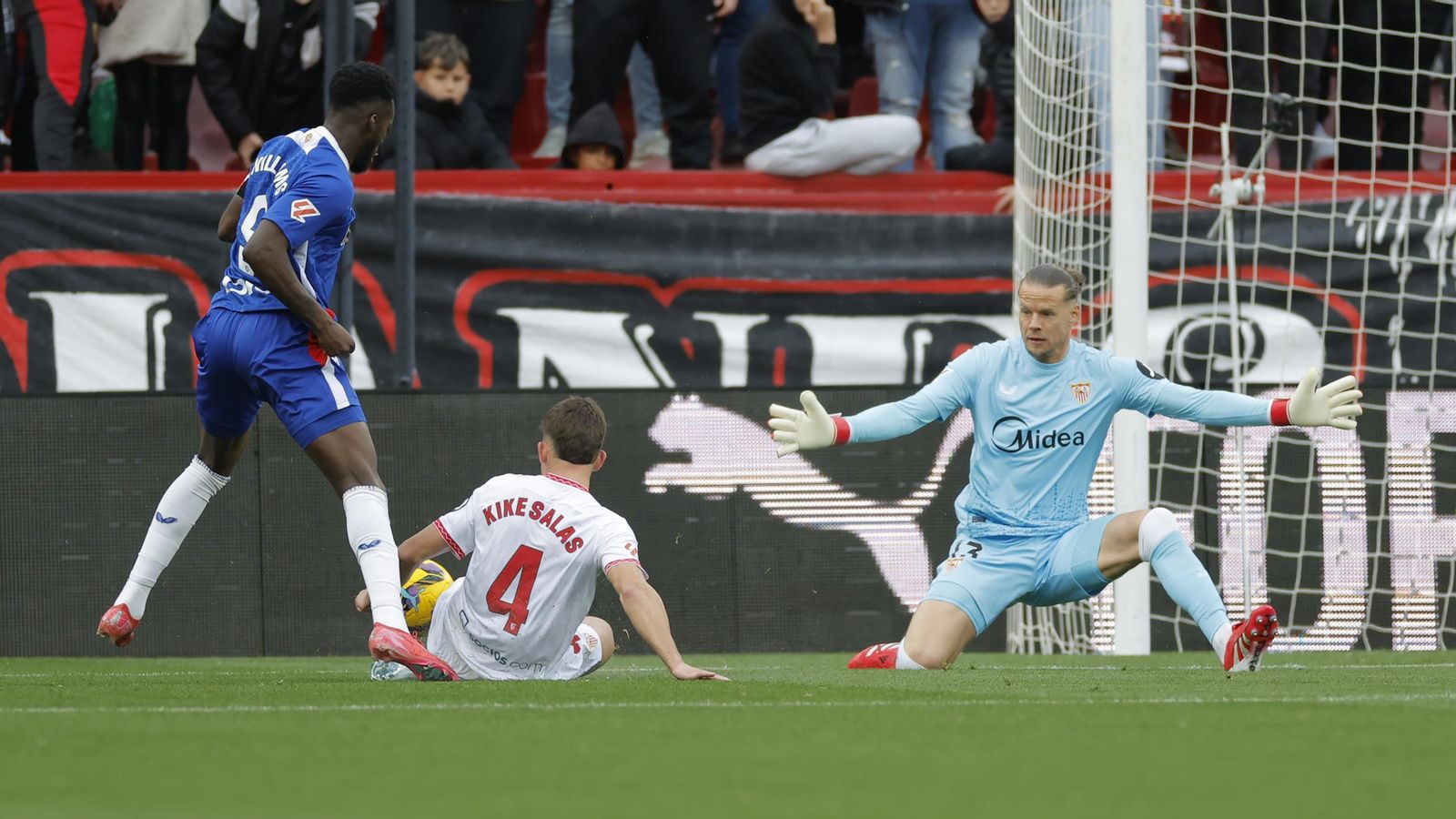 Kike Salas barre ante Iñaki Williams cuando éste se disponía a batir a Nyland.