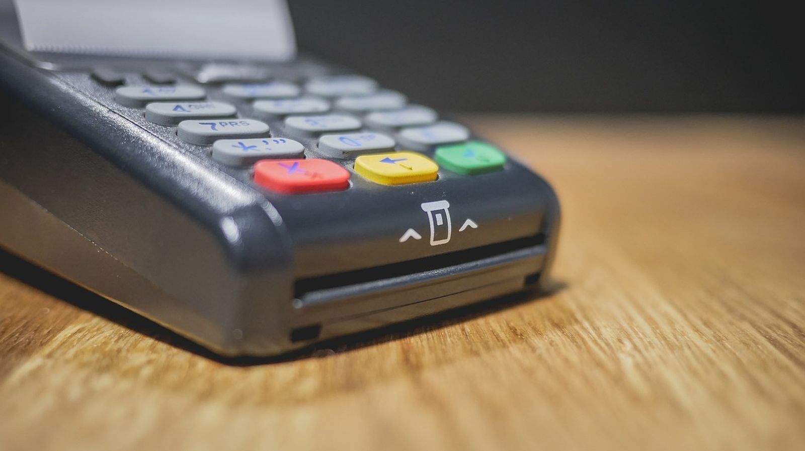 Terminal para pago con tarjeta.