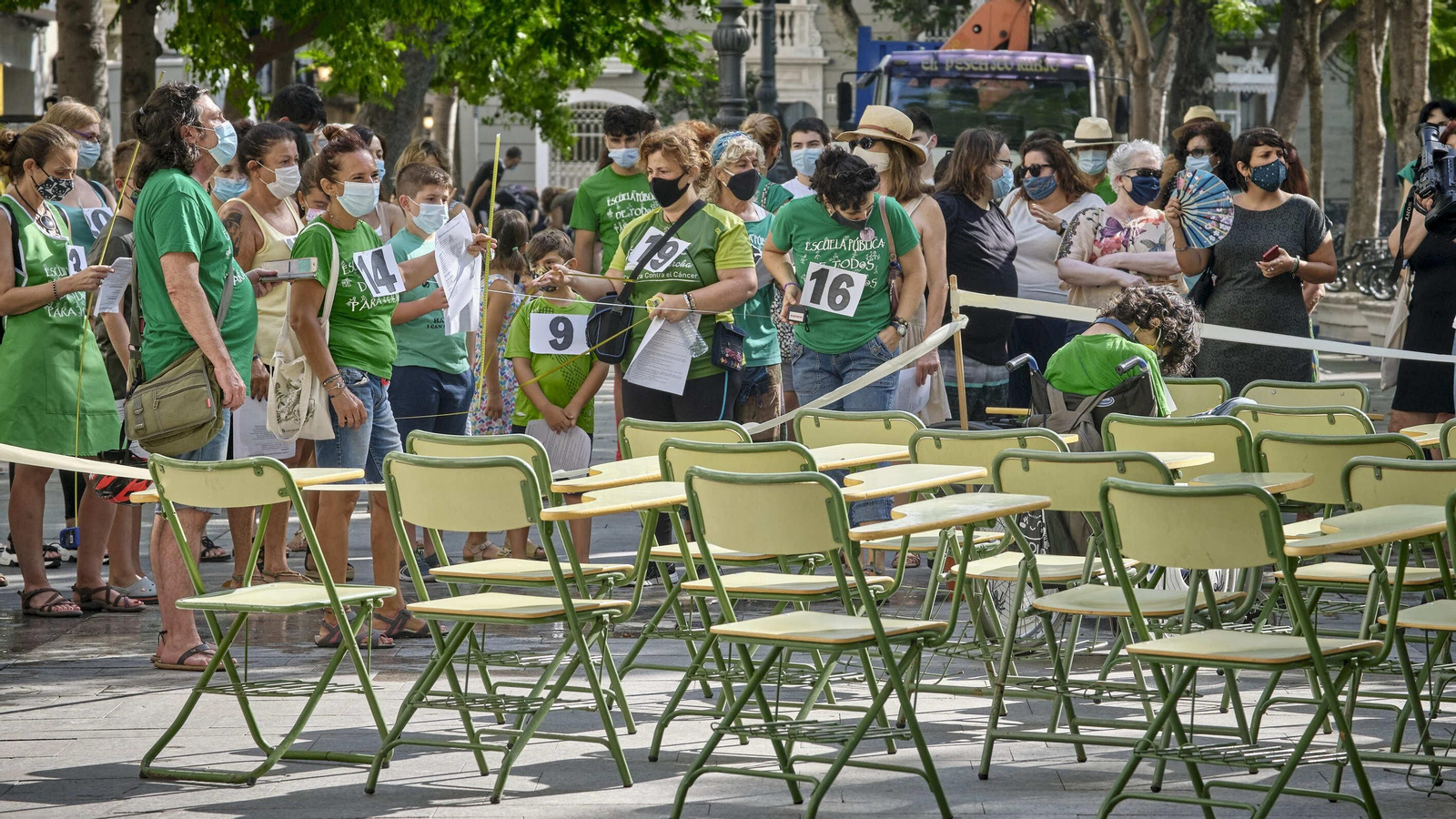 Aula escolar instalada en la plaza de Mina para intentar demostrar que si no se disminuye la ratio, no se cumple la distancia de seguridad entre los alumnos
