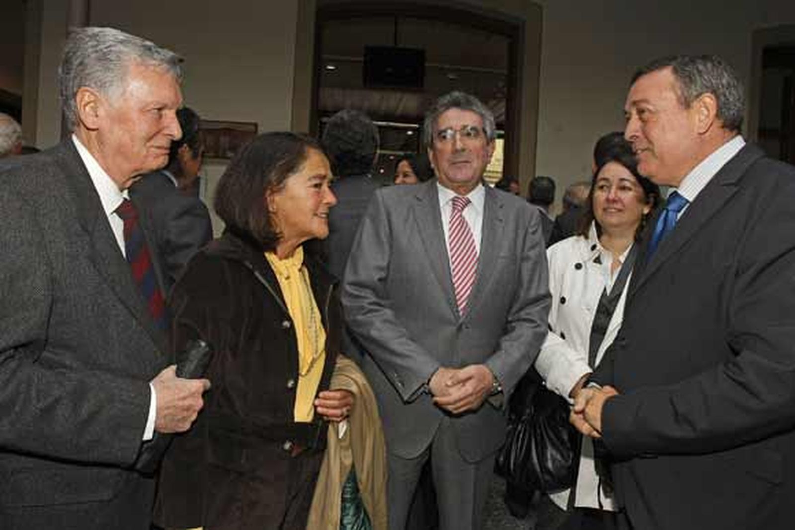 Gonzalo Figueroa y Selva Otero, en animada conversación con Luis Pizarro, la profesora Marieta Cantos y Diego Sales.

Foto: Julio Gonzalez/Joaquin Pino/Lourdes de Vicente
