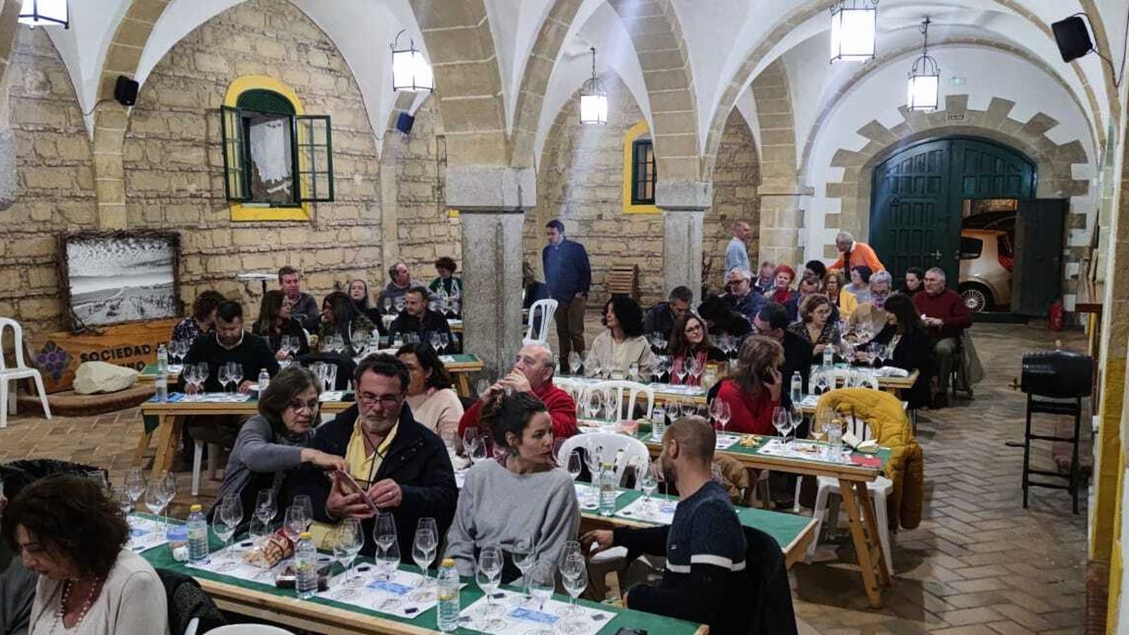 Asistentes al acto organizado por la Sociedad Jerezana del Vino en Jerez.