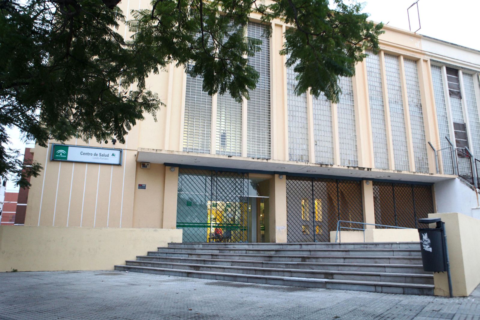 Entrada del Centro de Salud Loreto-Puntales de Cádiz.