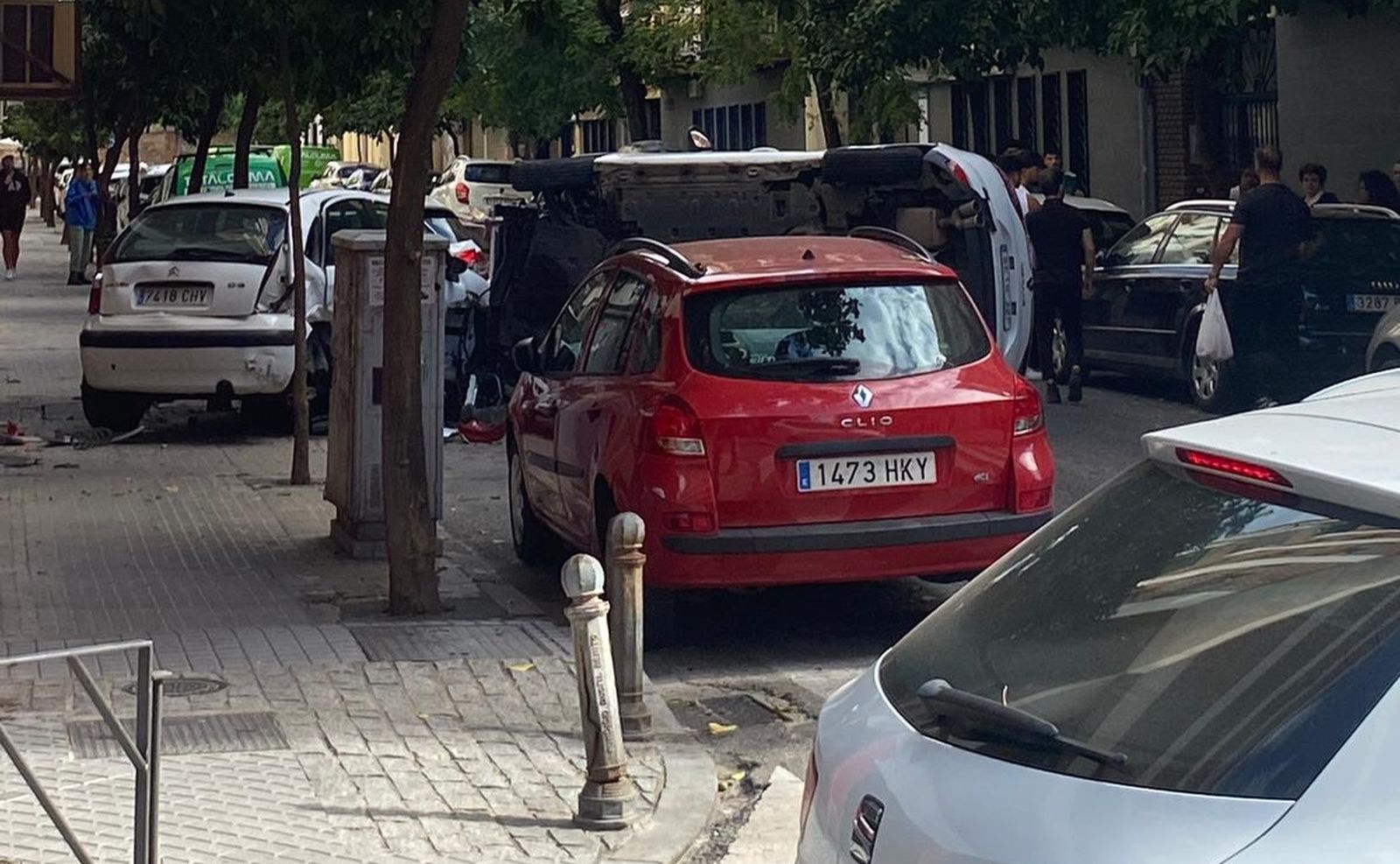 Coche volcado en la calle Diego Serrano de Ciudad Jardín, en Córdoba.