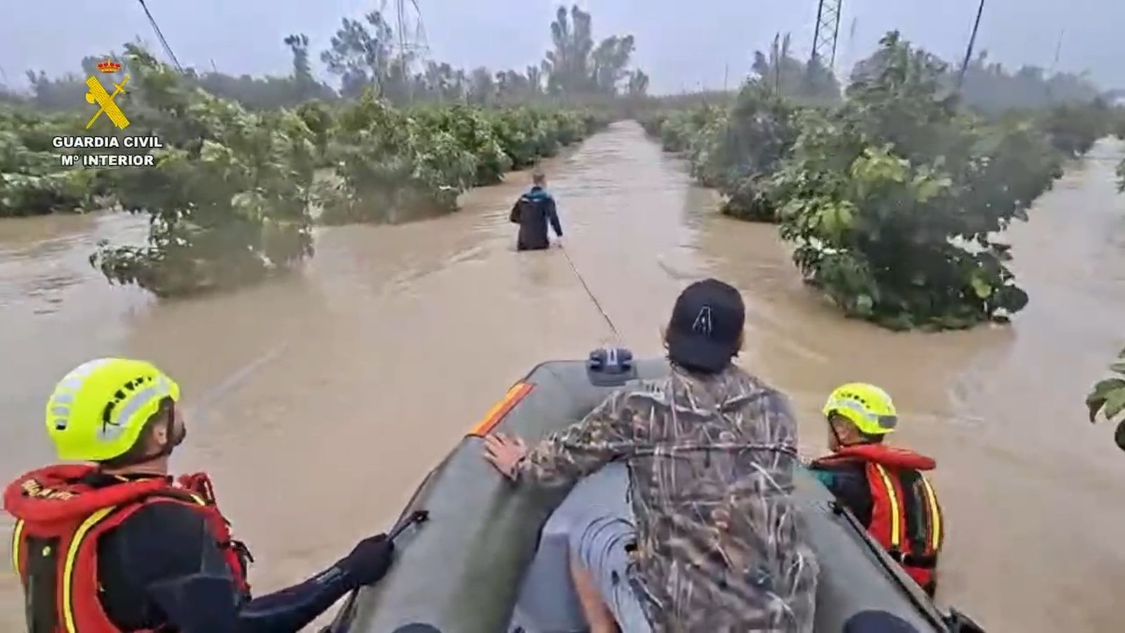 La Guardia Civil rescata a medioa centenar de personas tras la subida del Guadalete en Jerez