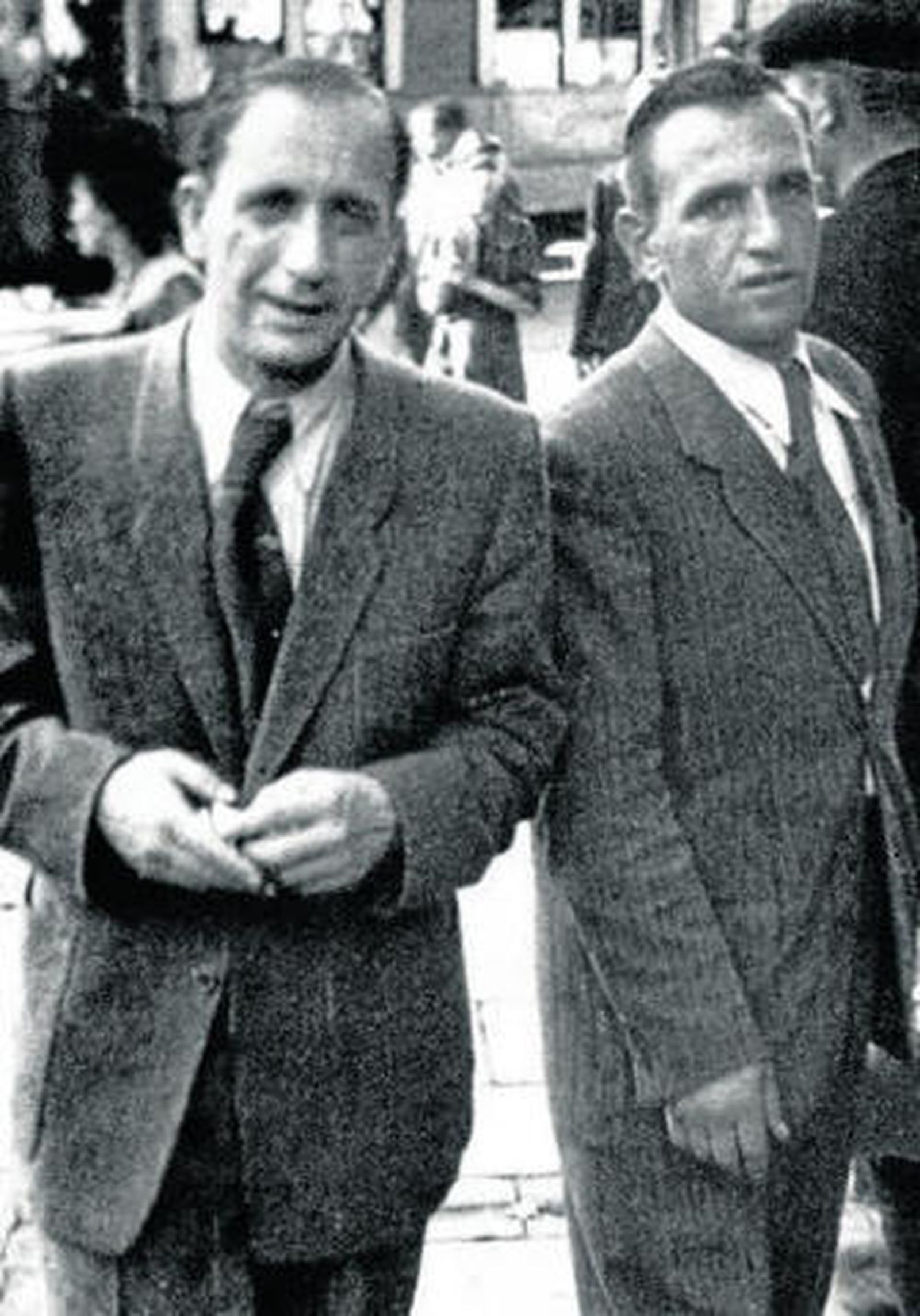 El superviviente y escritor Chil Rajchman (1914 - 2004), a la izquierda.