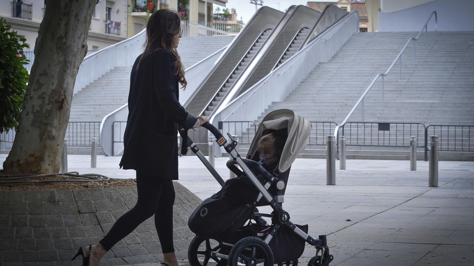 Una madre pasea a su bebé en un carrito por las 'setas' de la Encarnación.