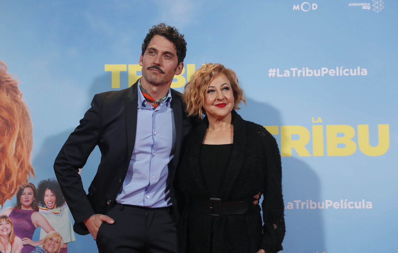 Paco León, con el bigote que luce en la serie que graba ahora, junto a Carmen Machi en el preestreno de 'La tribu'.