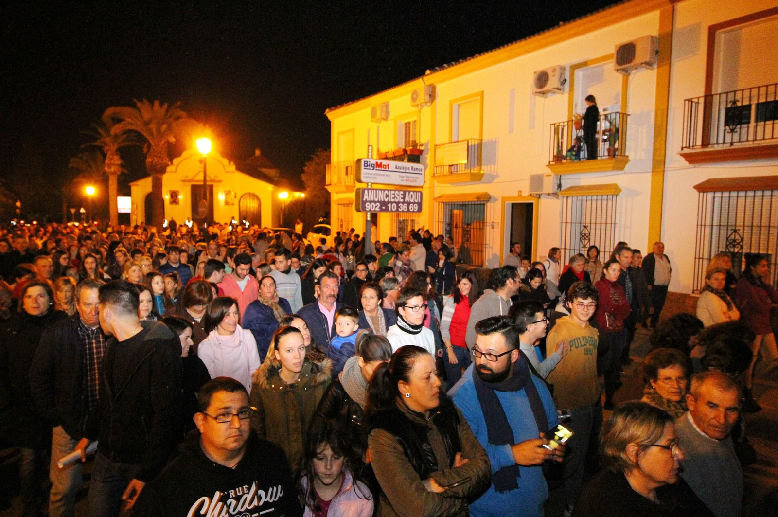 La concentración para pedir un nuevo párroco en Moguer, en imágenes