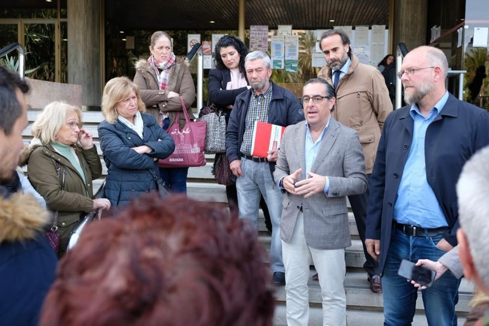 El delegado de Educación junto a las familias en la Delegación. El delegado de Educación junto a las familias en la Delegación.