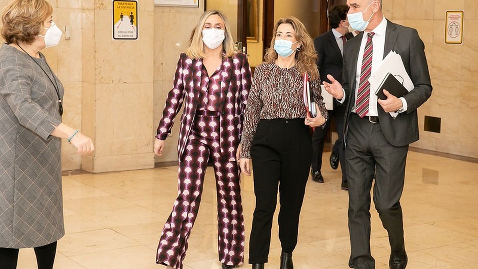 La ministra, el alcalde y la consejera saliendo de la reunión.