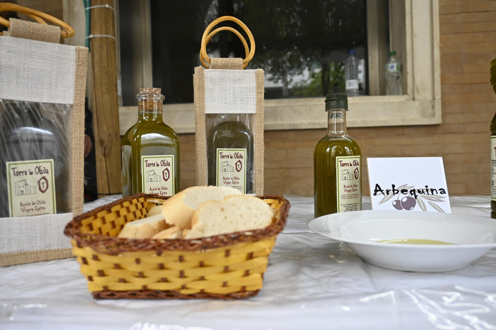 Stand de aceites en la Gran Vía de Huelva, en imágenes