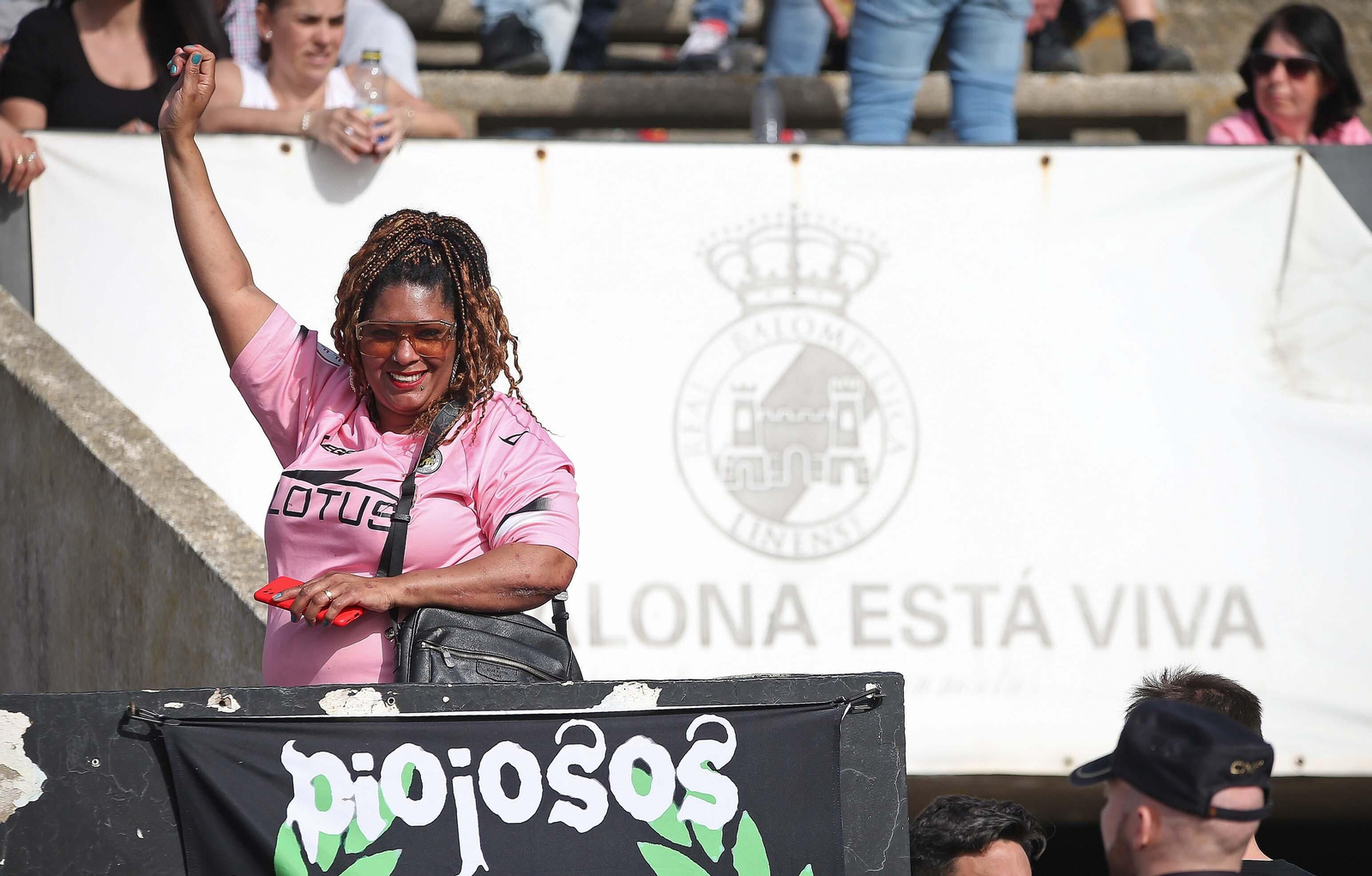 Fotos de la afición durante el Balona - Talavera en el estadio municipal de La Línea