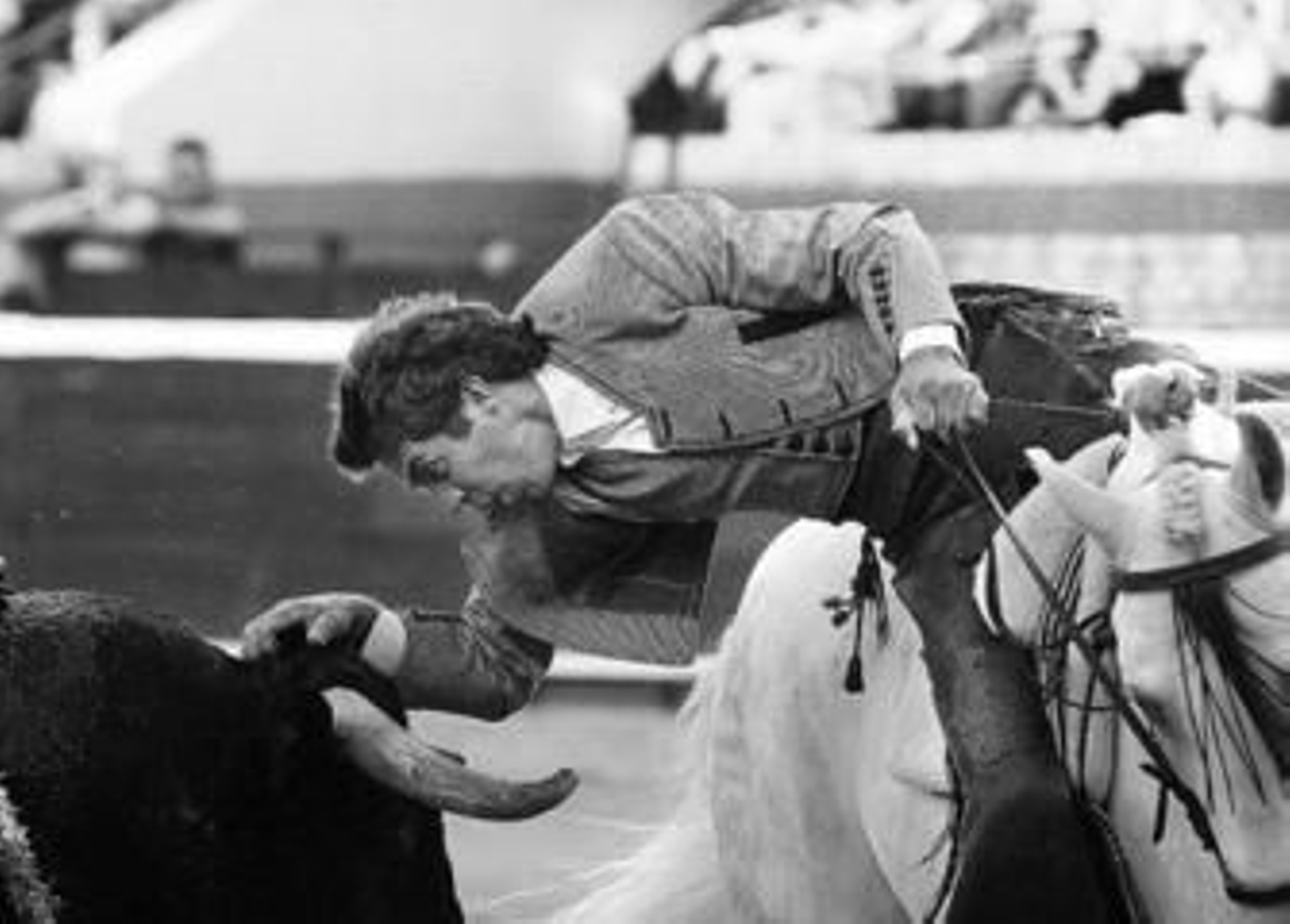 Pablo Hermoso de Mendoza se adorna ante uno de sus astados en su actuación en Huelva.