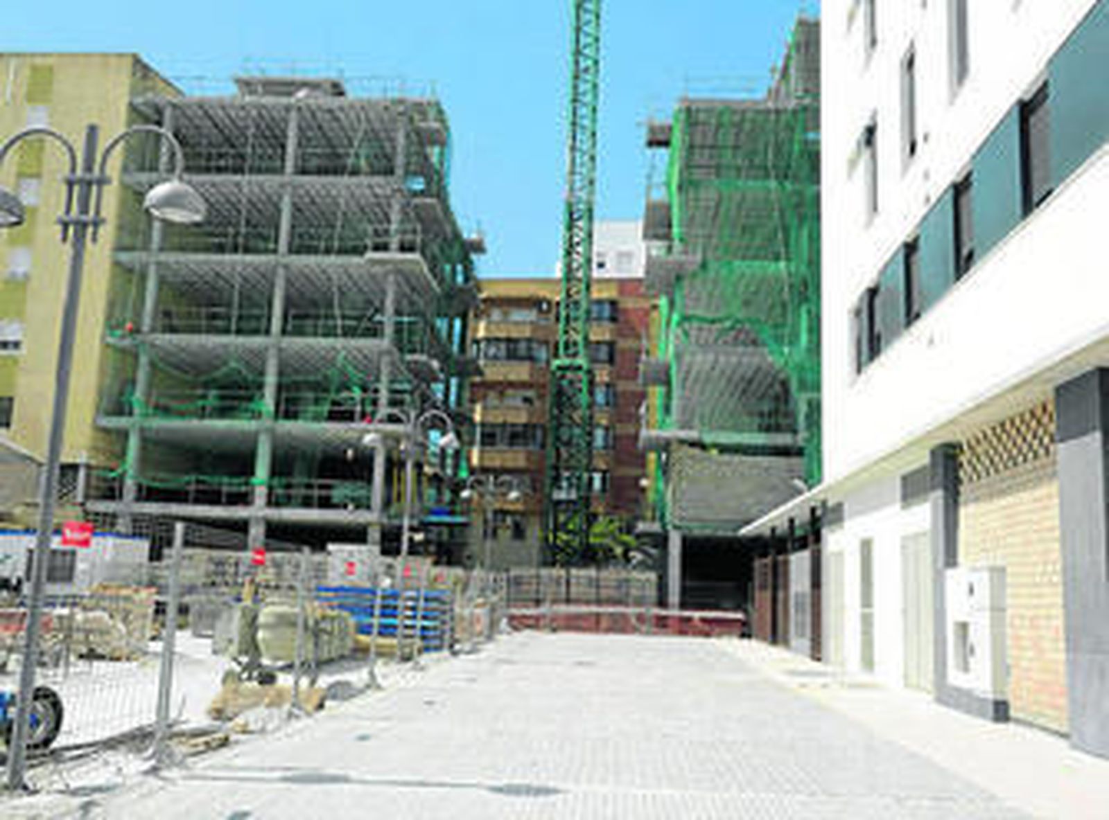 En primer plano, a la derecha, las nuevas viviendas de la promoción de Abárzuza.