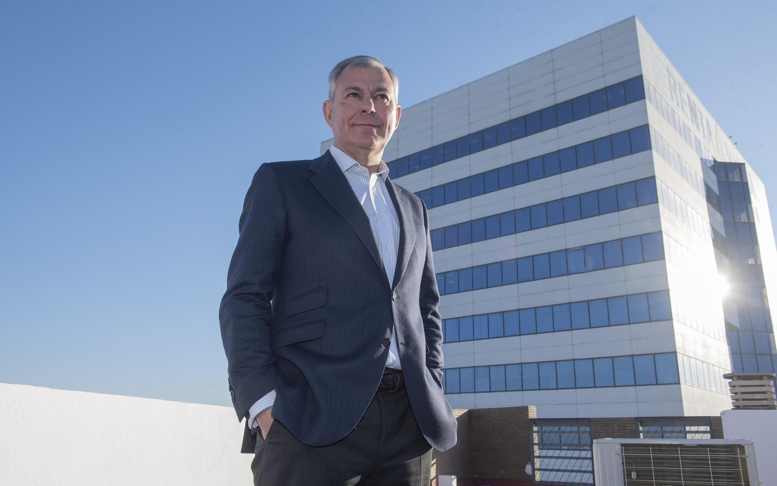 Sanz junto a un moderno edificio de oficinas en Sevilla Este.