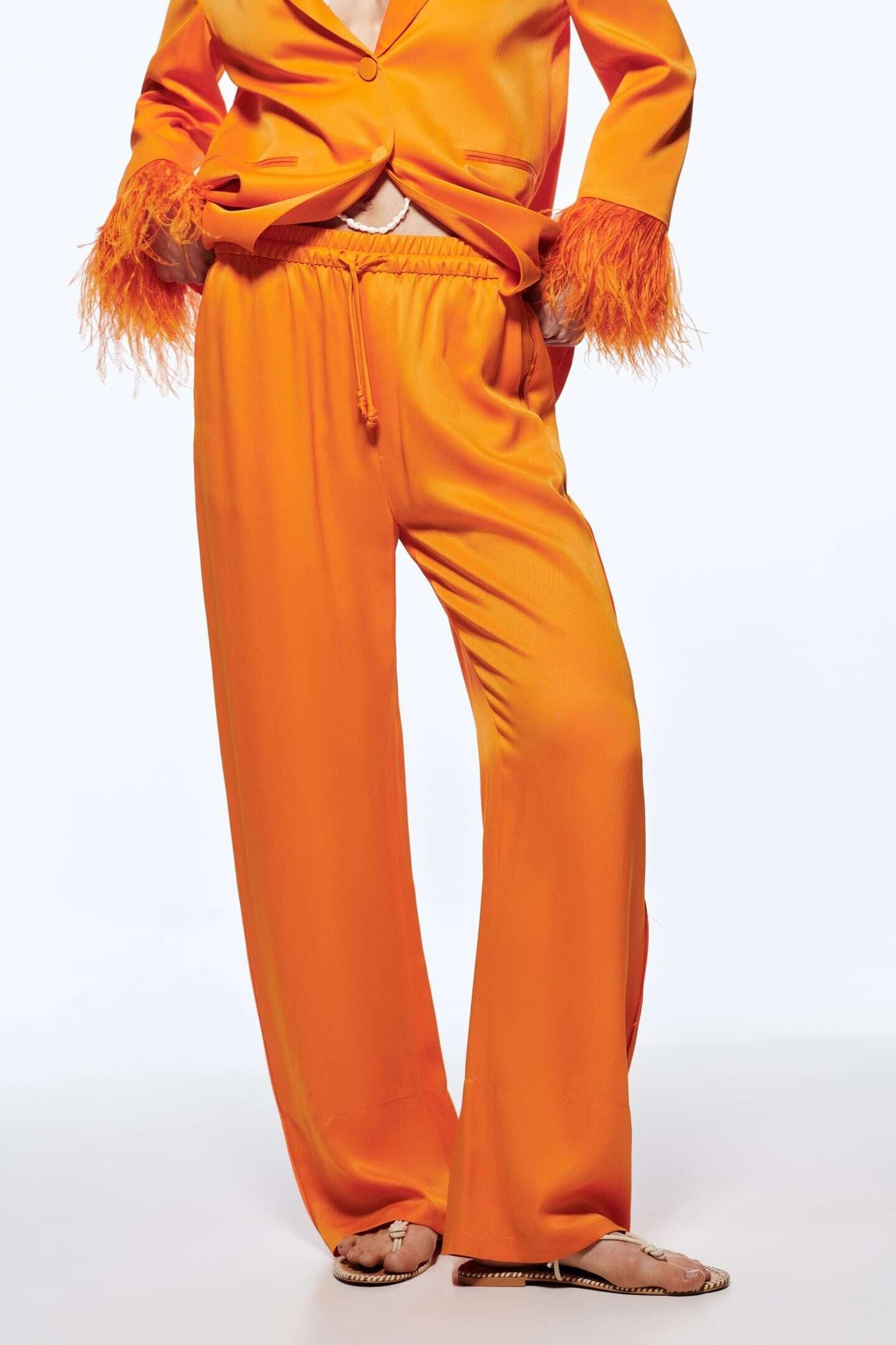 Pantalones naranja satinados de Zara. Pantalones naranja satinados de Zara.