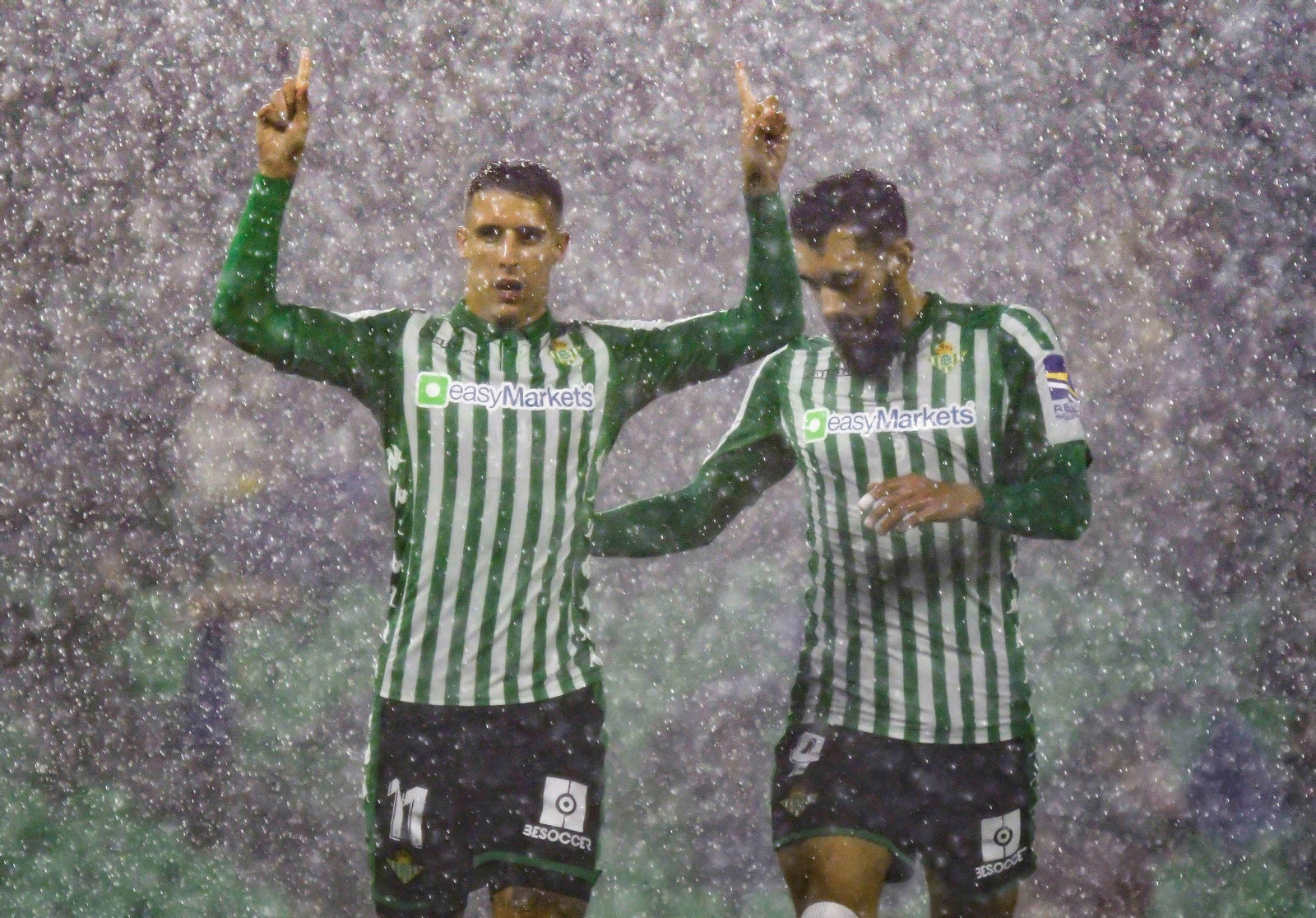 Tello celebra junto a Borja Iglesias uno de los goles ante el Antoniano en la Copa del rey del pasado año.