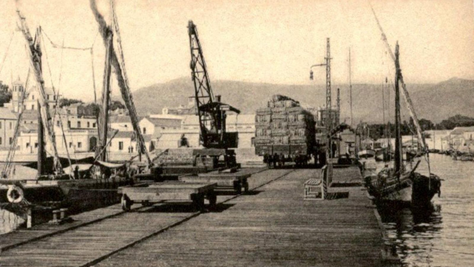Las vías del tren en el muelle de Madera de la Compañía del Ferrocarril de Bobadilla a Algeciras entre 1893 y 1913, y de la Compañía de los Ferrocarriles Andaluces entre 1913 y 1925 (Fotografía tomada en 1912)