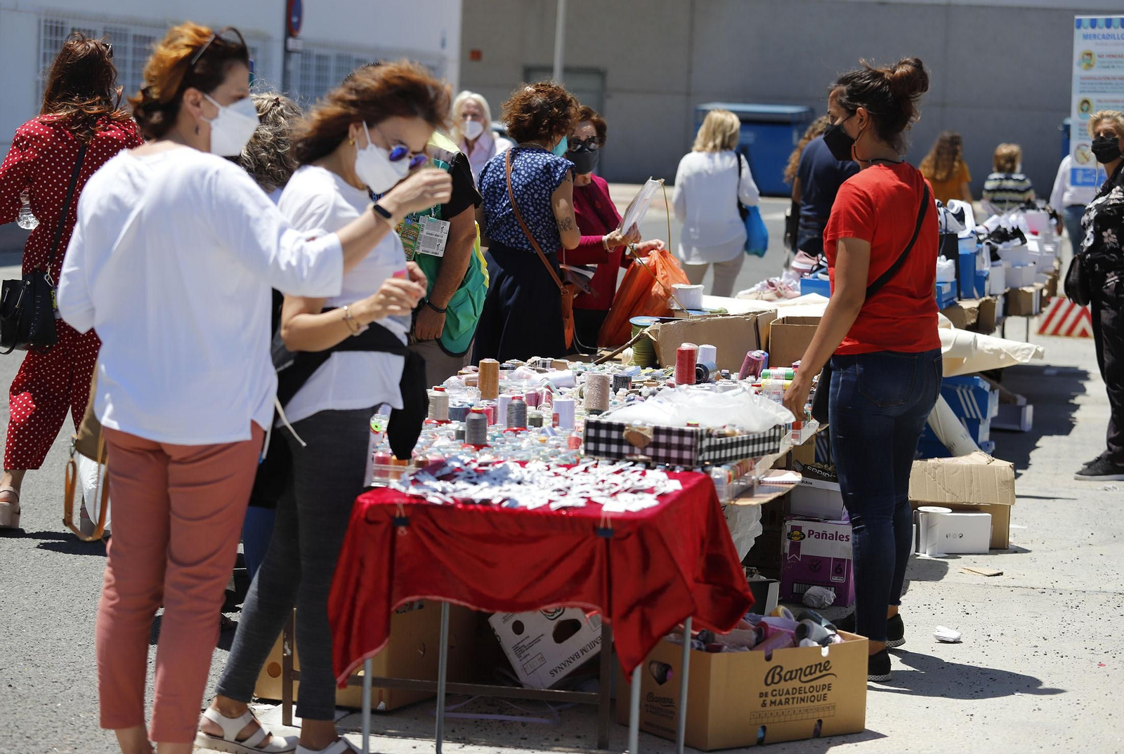 Imágenes del Mercadillo de Huelva en su nueva ubicación