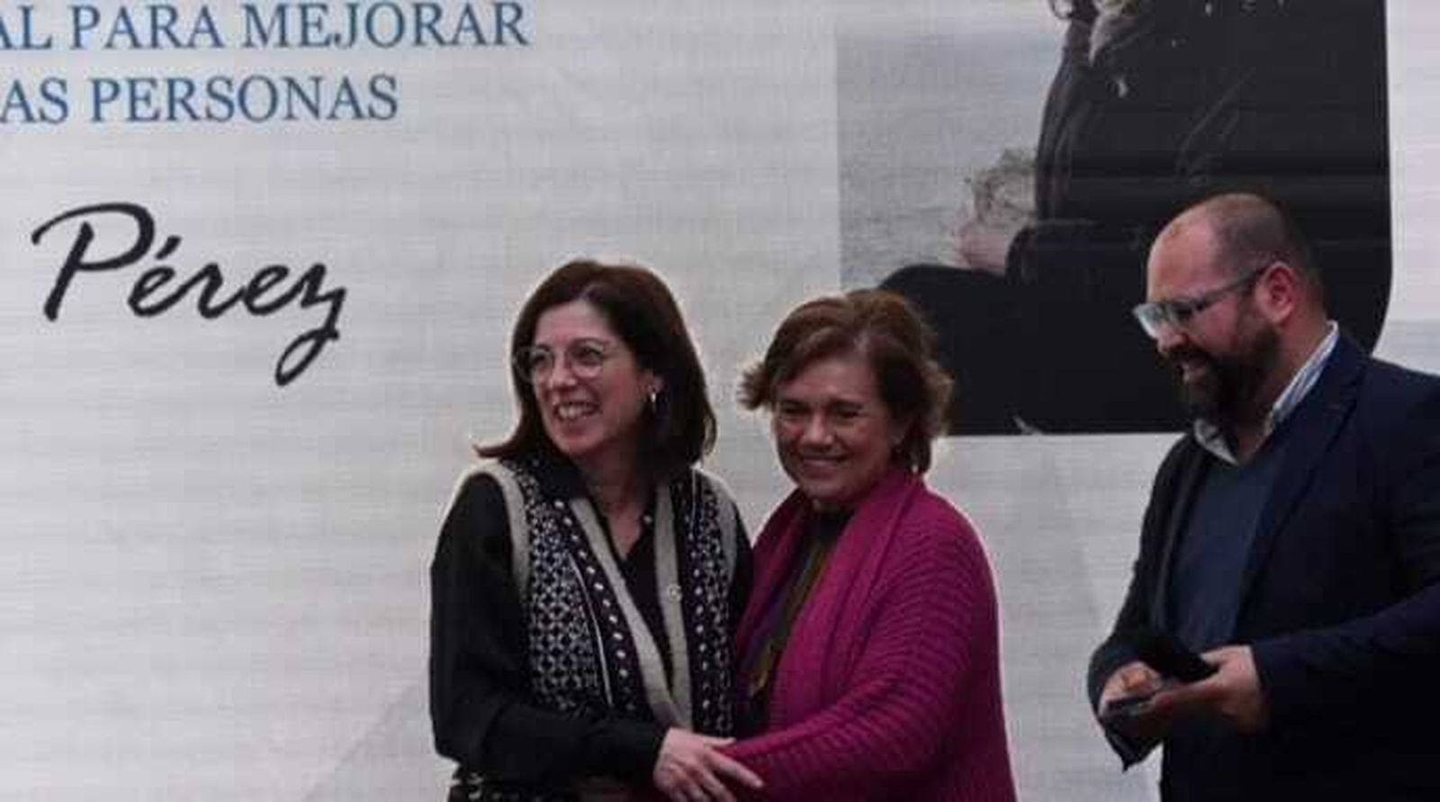 La presidenta de la AECC de El Puerto,  junto a Silvia Gómez y Javier Bello.