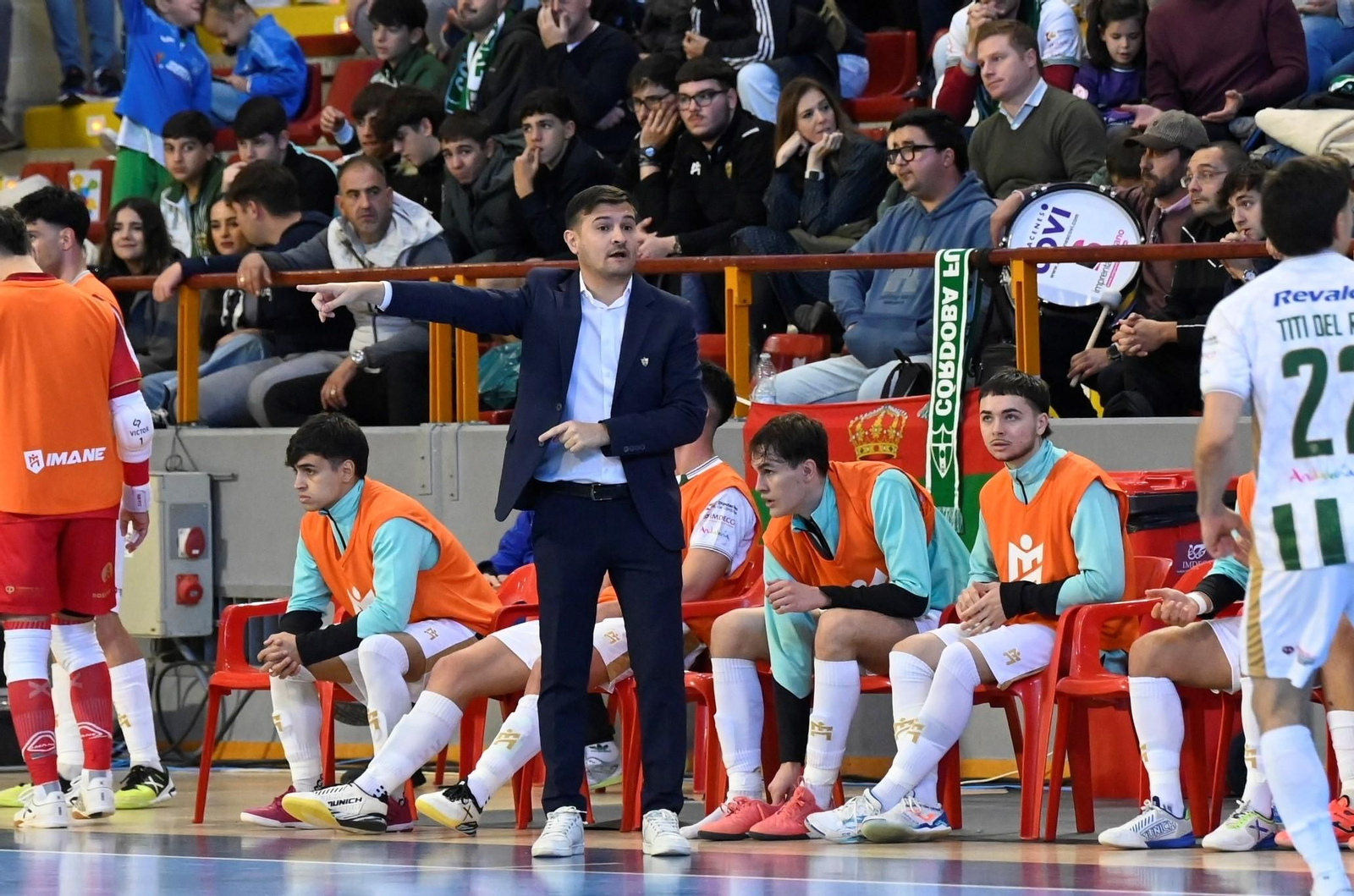 Ema Santoro da órdenes durante un partido en Vista Alegre.