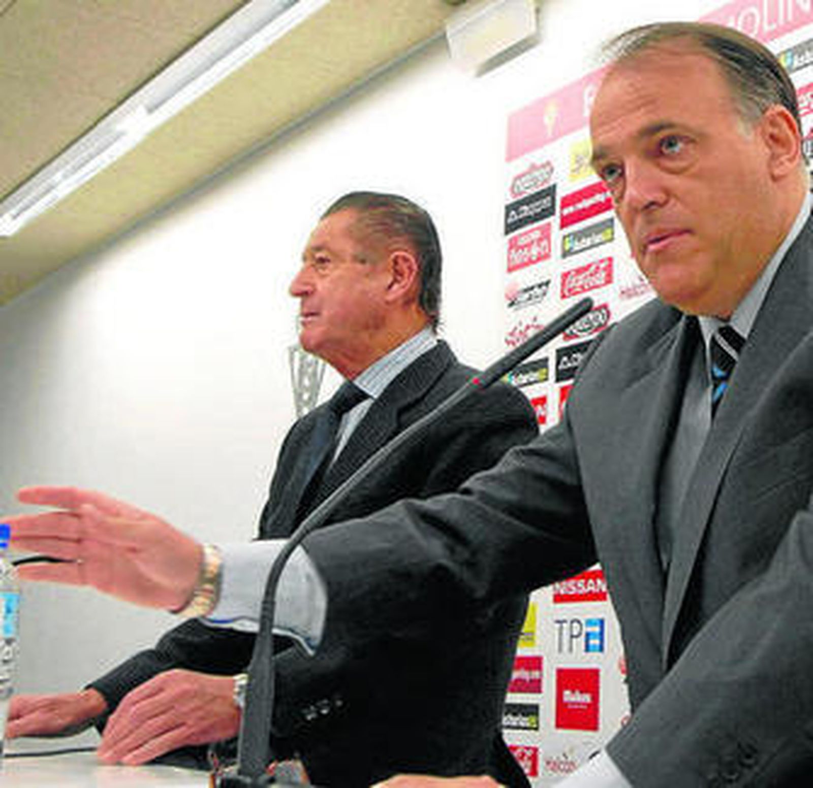 Javier Tebas, en el campo de El Molinón.