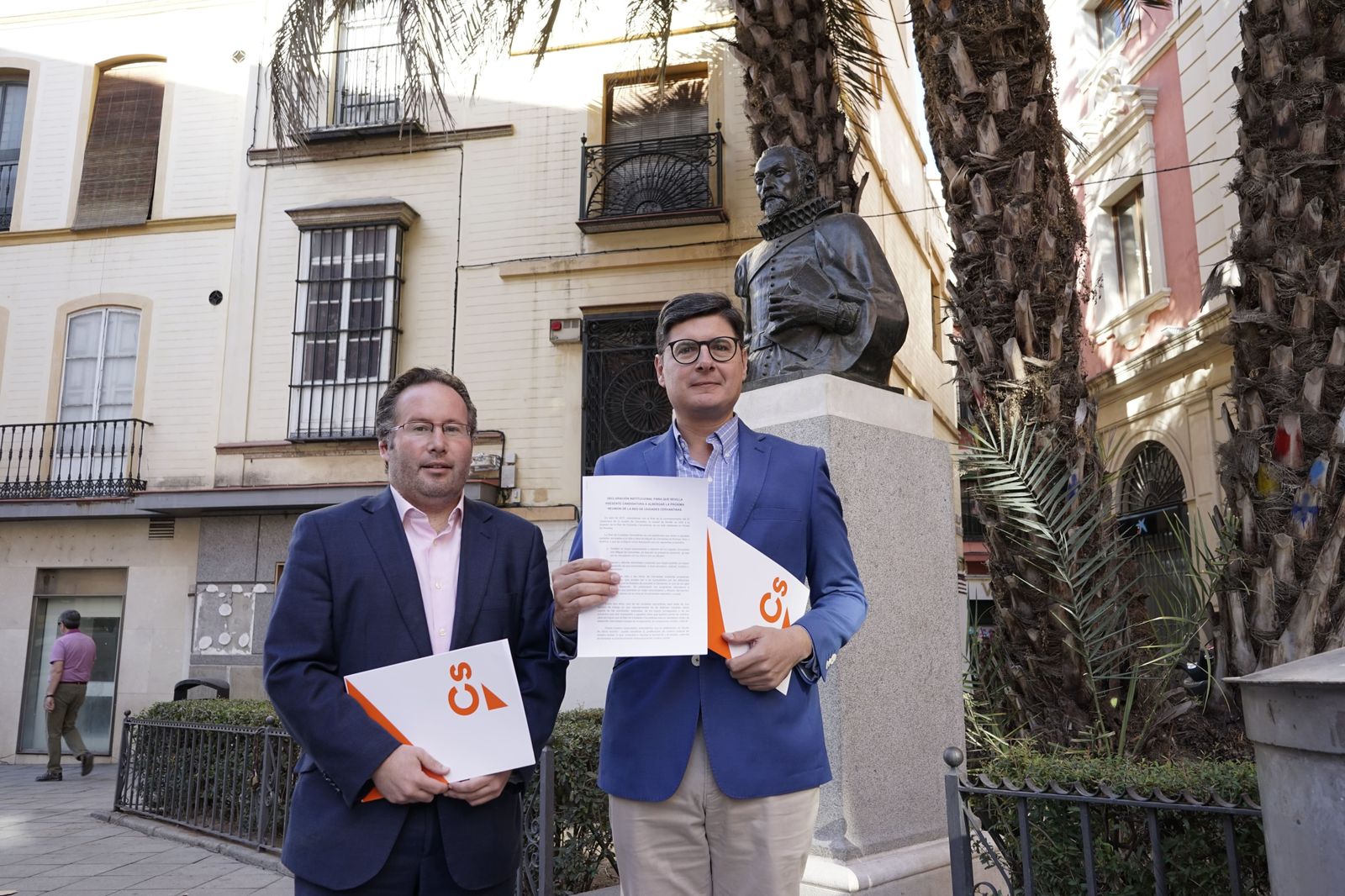 Álvaro Pimentel y López Aparicio, con la petición ante el monumento de Cervantes.