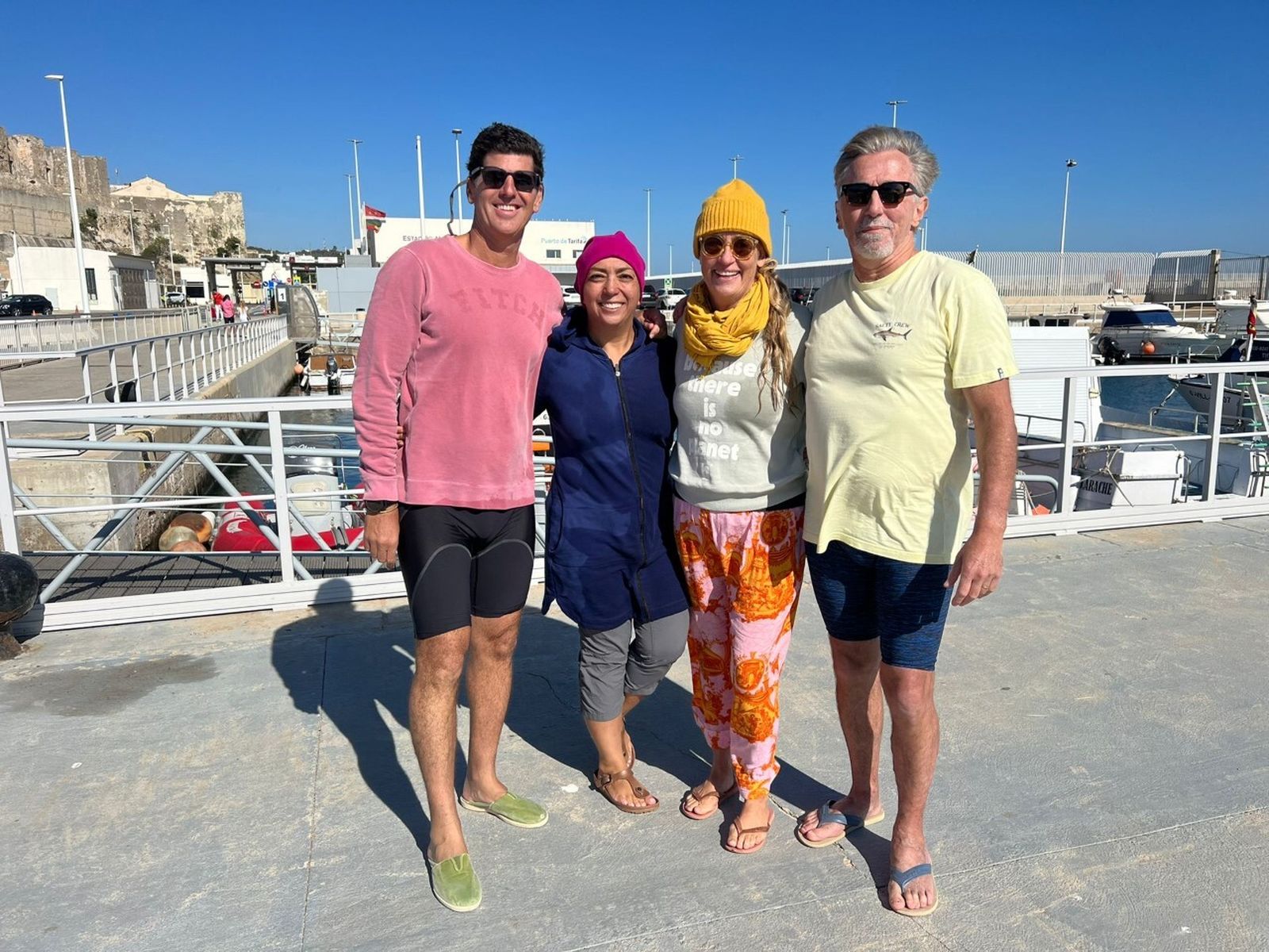 Los protagonistas y una acompañante, en el puerto de Tarifa