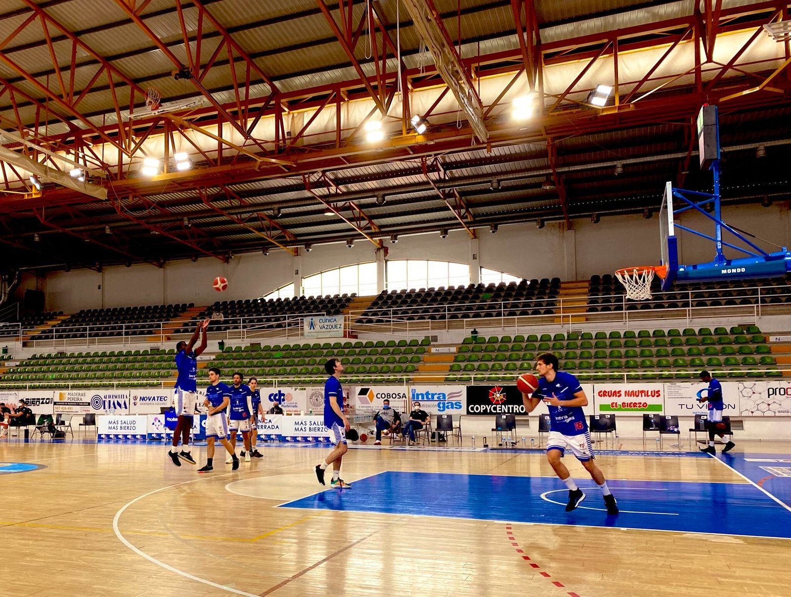 El Ponferrada calienta con el Morón en su banquillo.