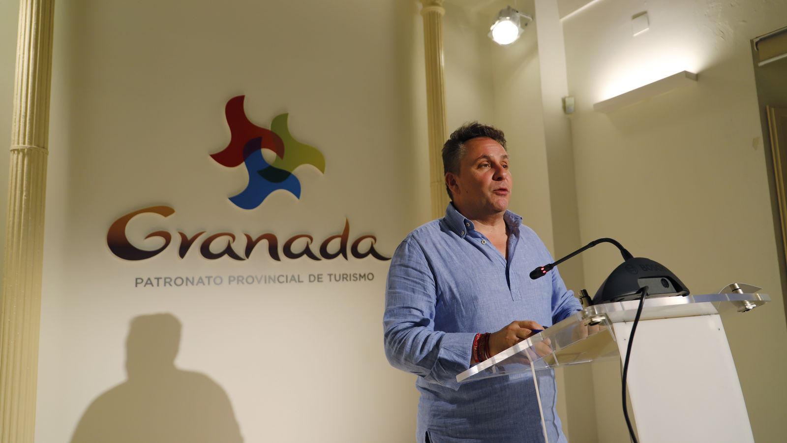 El diputado de Turismo, Enrique Medina, durante la presentación.
