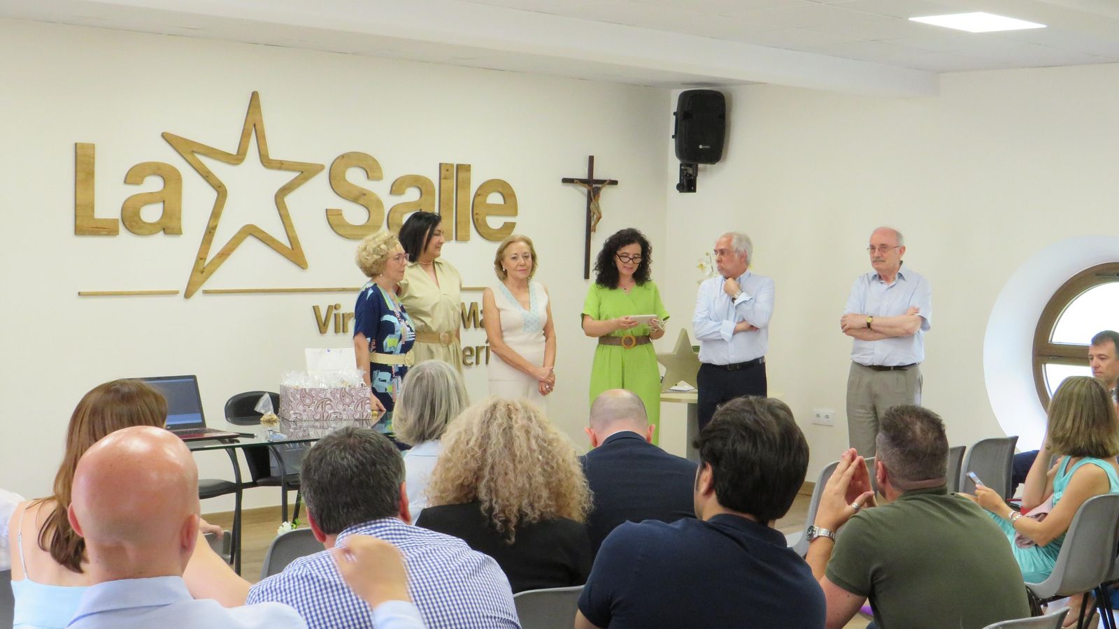 Los profes, listos para imponer las insignias.