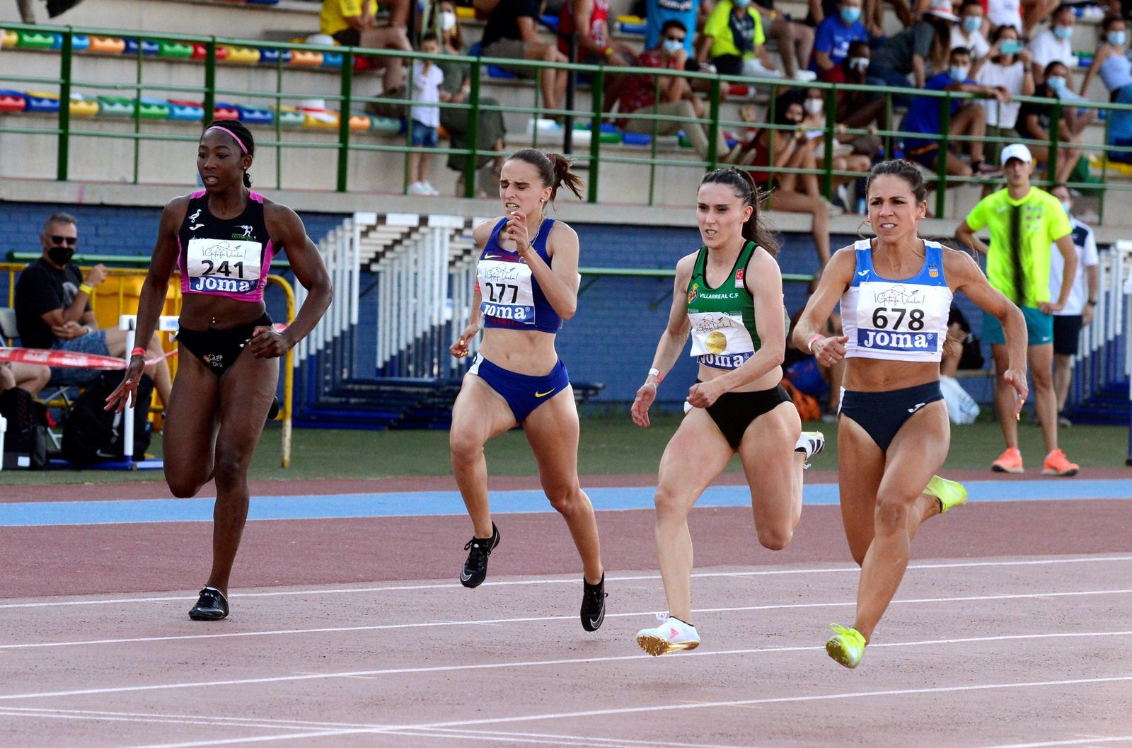 La sevillana Maribel Pérez, primera por la derecha, en la final de los 100 metros.
