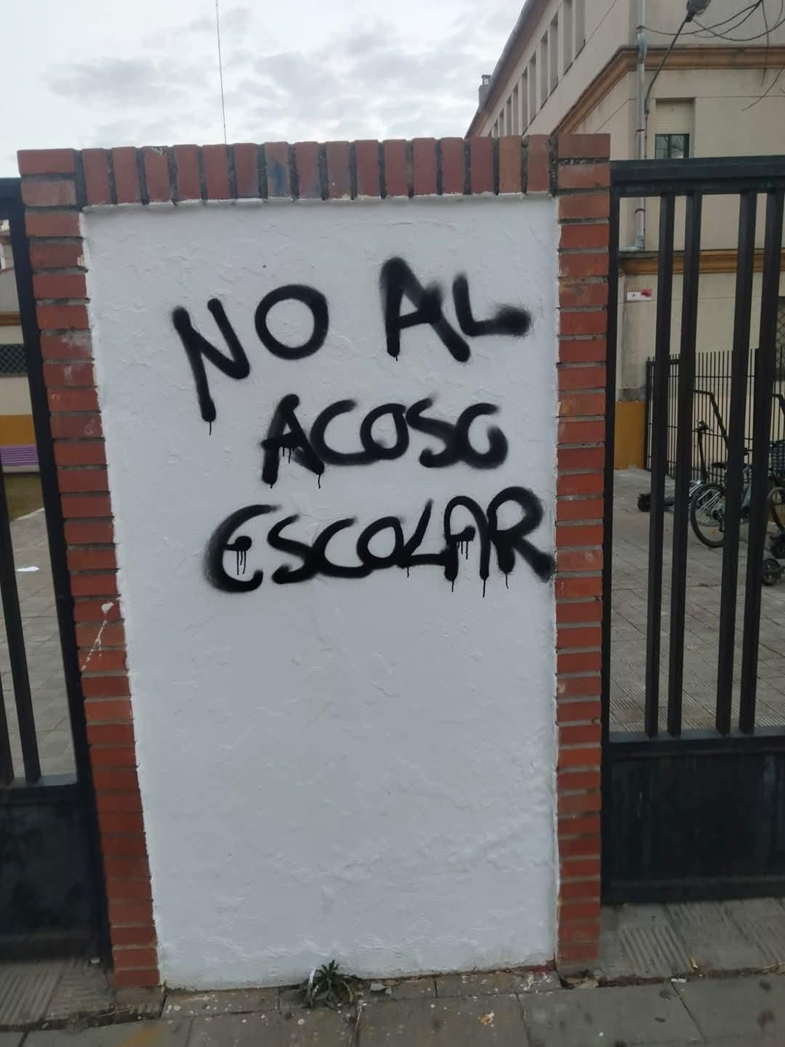 Otras de las pintadas en el IES Picasso.