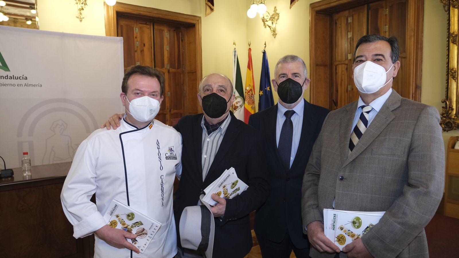 De izquierda a derecha: el chef Antonio Carmona, el gastrósofo Antonio Zapata, el gerente de Diario de Almería, Emilio Osorio, y el fotógrafo de la obra,  Juan José Pascual.