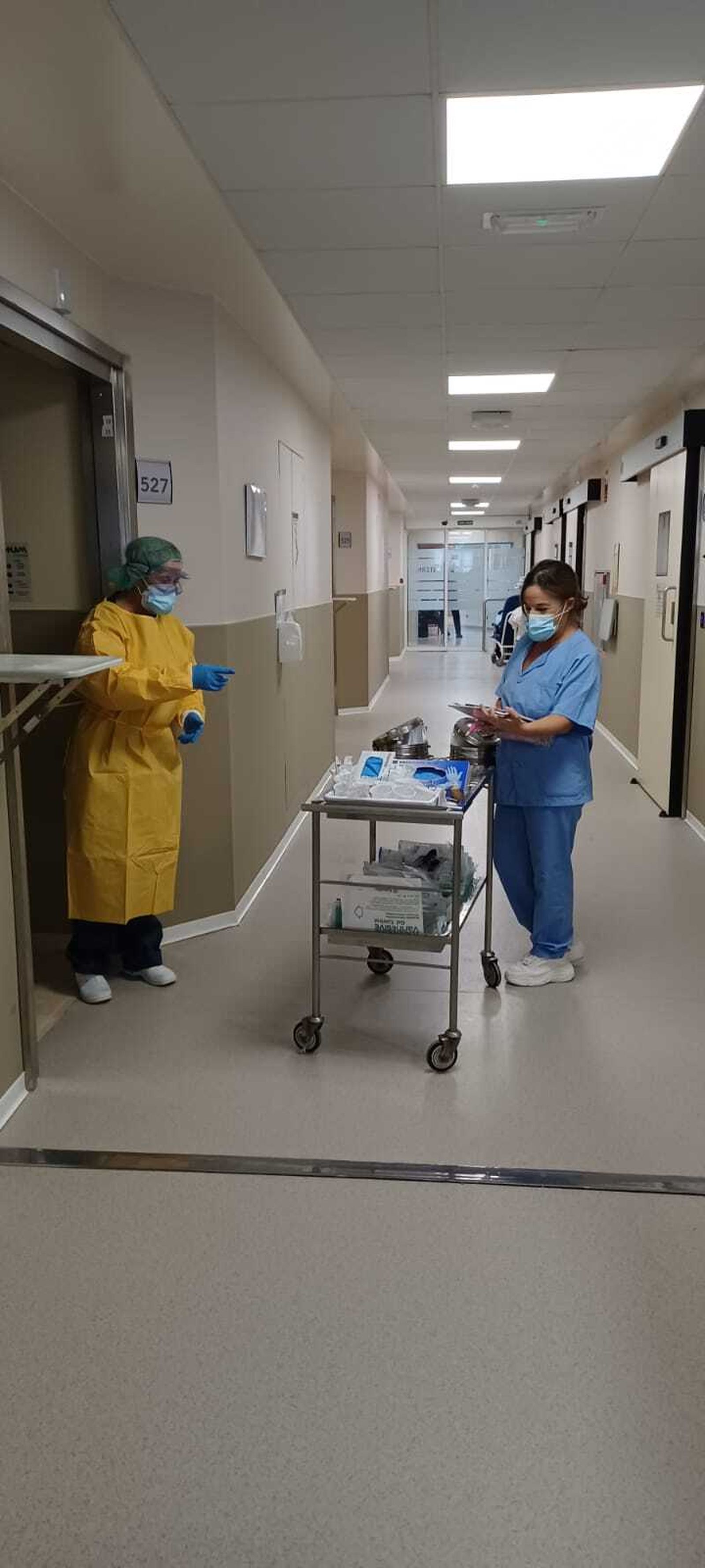 Dos profesionales en los pasillos de la quinta planta (planta Covid) del Macarena.