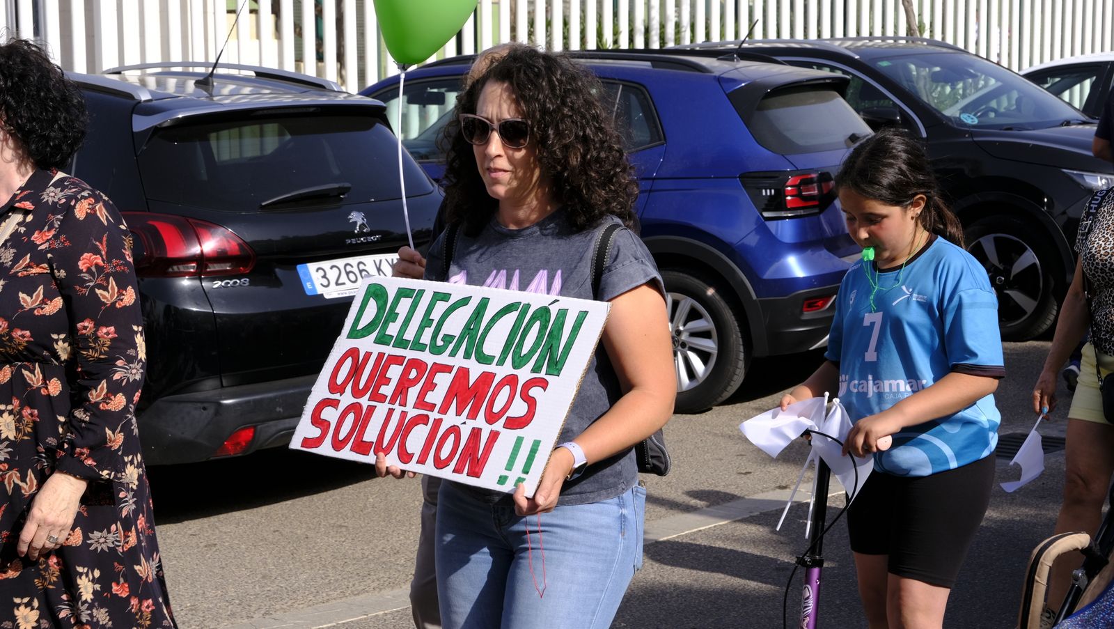 Imágenes de la manifestación de padres de la Vega de Acá solicitando un colegio nuevo