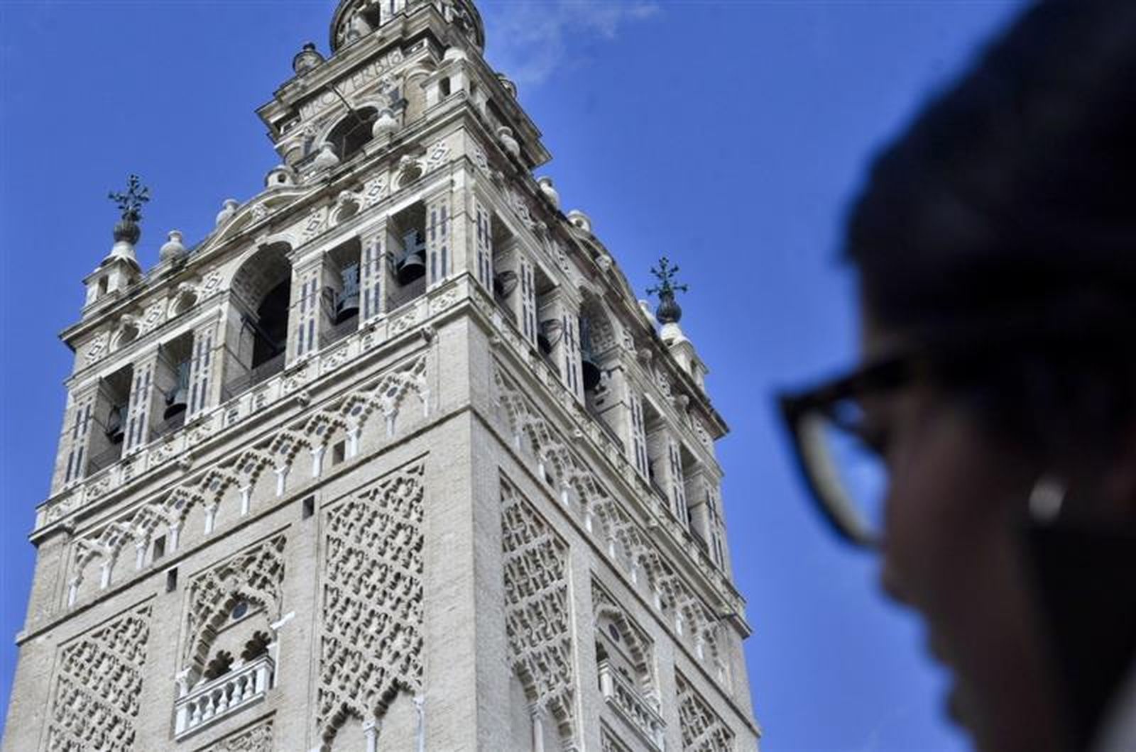 La Giralda con los cables de seguridad en las azucenas