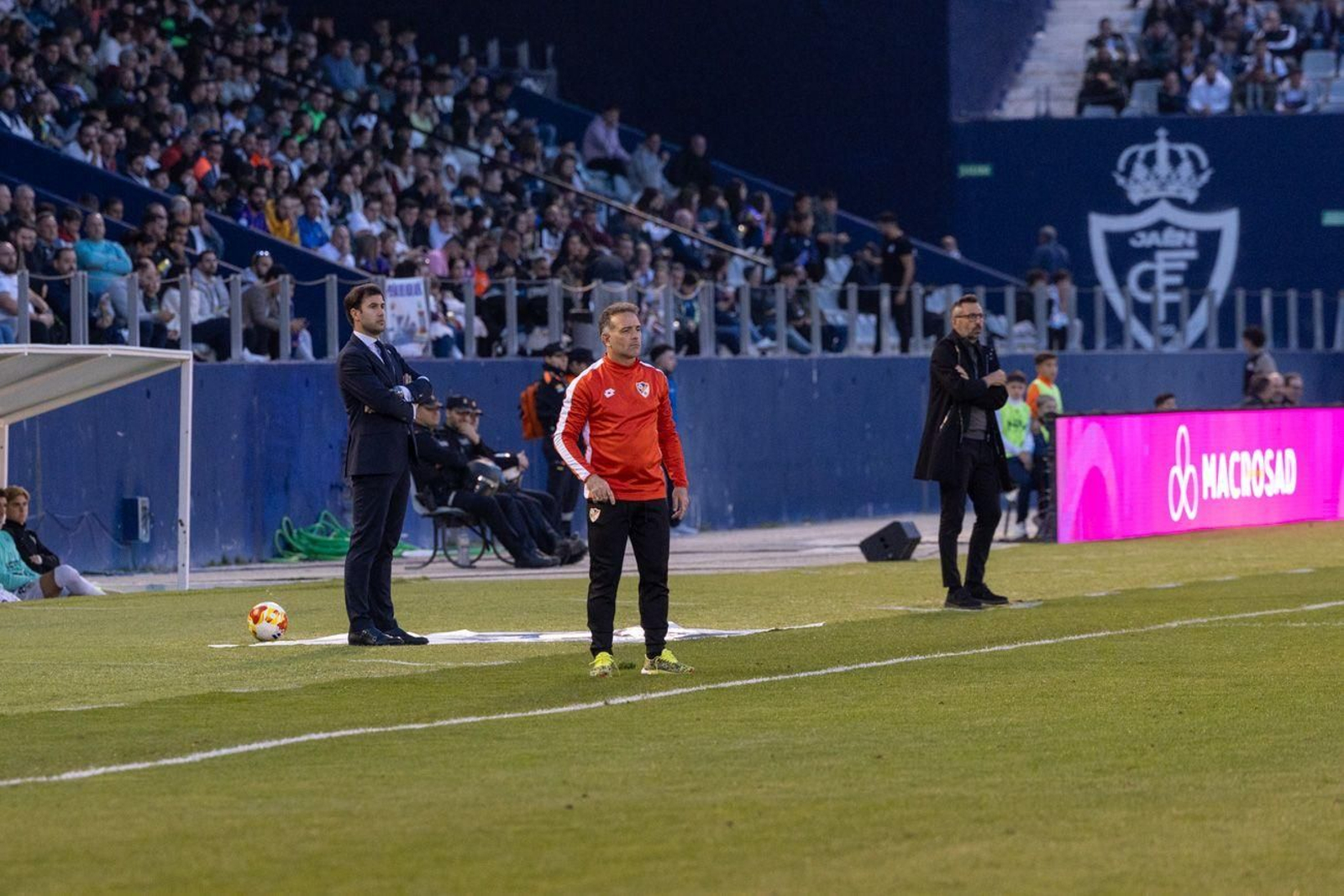 Pedro Díaz observa el choque desde su área técnica. Pedro Díaz observa el choque desde su área técnica.