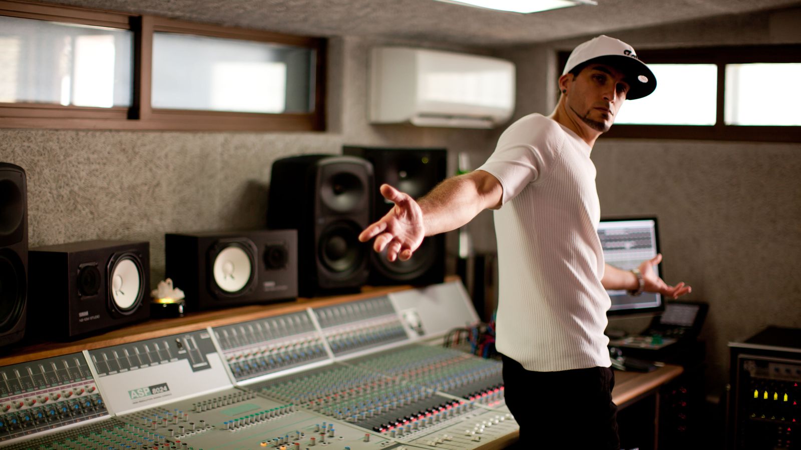 El ex-portero del Barcelona, José Manuel Pinto, en su faceta como productor y compositor musical.