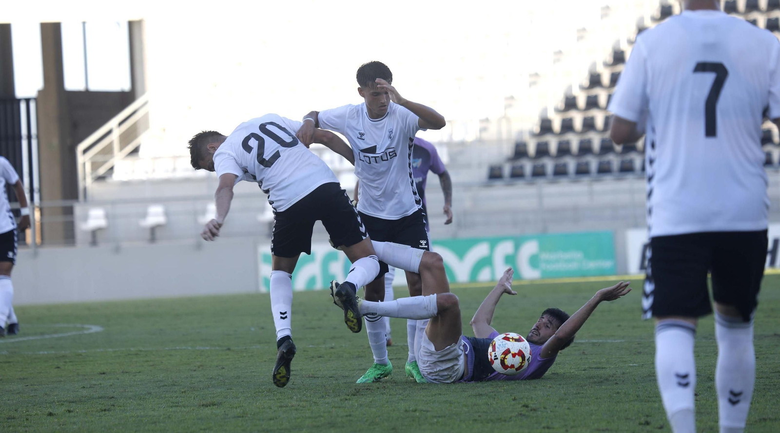 Las fotos del Balona - Estepona de pretemporada en el Ciudad de La Línea (1-1)