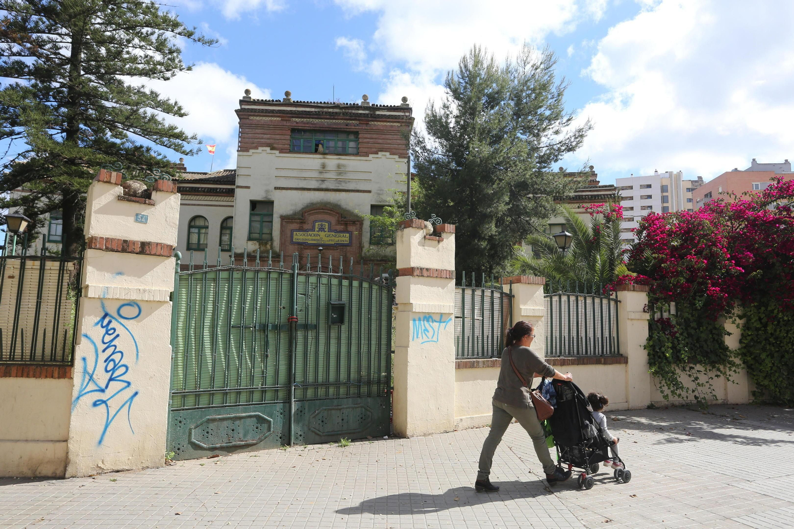 El Colegio San José de Calasanz, antigua Escuela de Ferroviarios, es desde hace 15 años un rincón abandonado en la avenida de Italia.