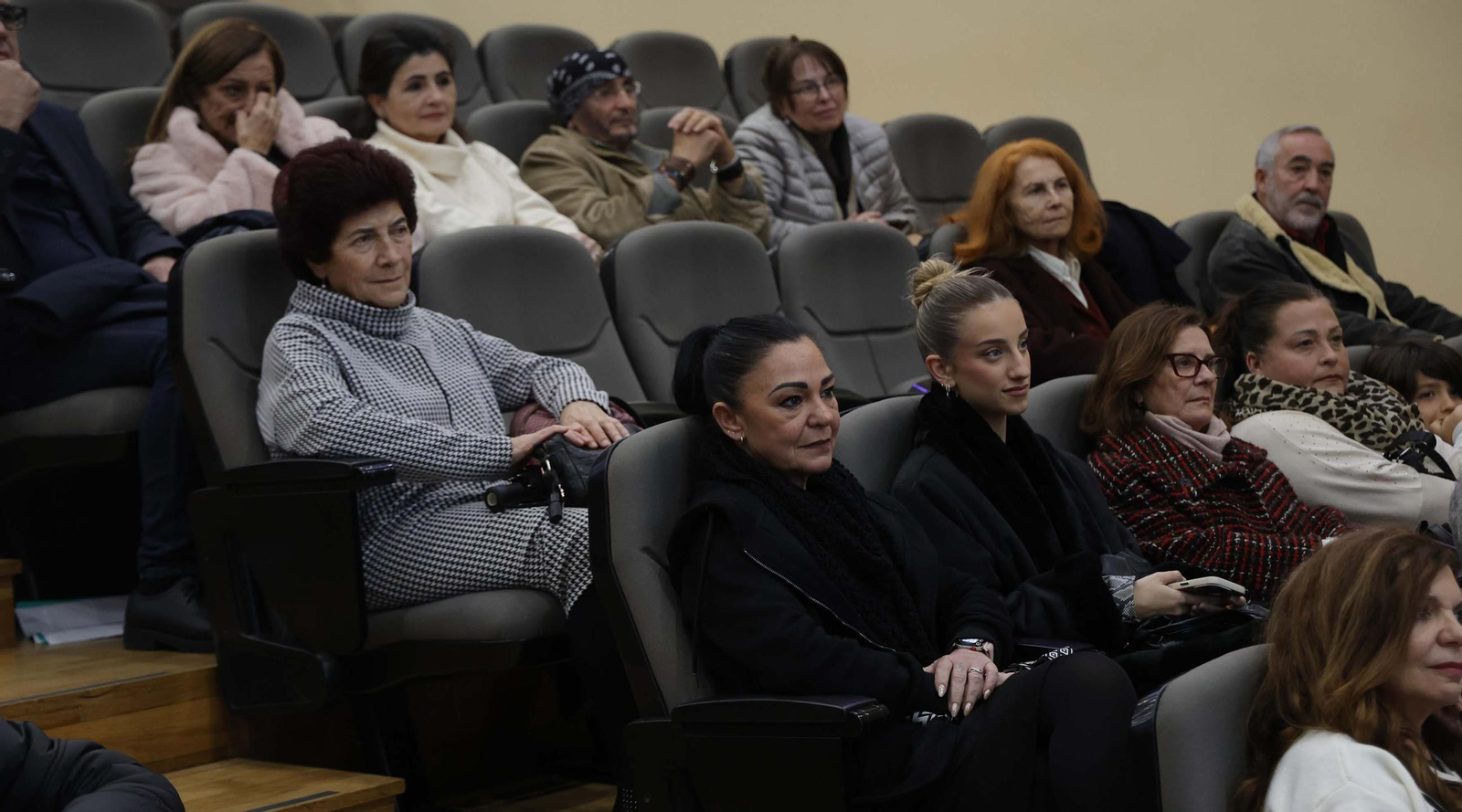 Fotos de la entrega de los premios del Ateneo de Algeciras a María Quiros y Tatiana Delalvz